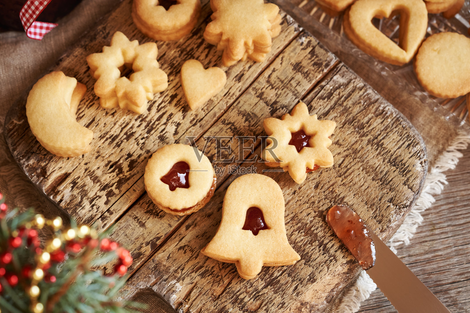 传统自制的林泽尔圣诞饼干，夹有草莓果酱，特写镜头照片摄影图片