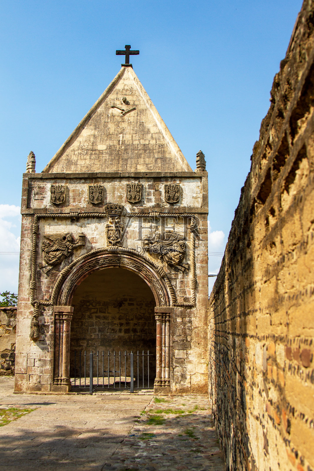 卡尔潘旧修道院中的一座古老小教堂。照片摄影图片