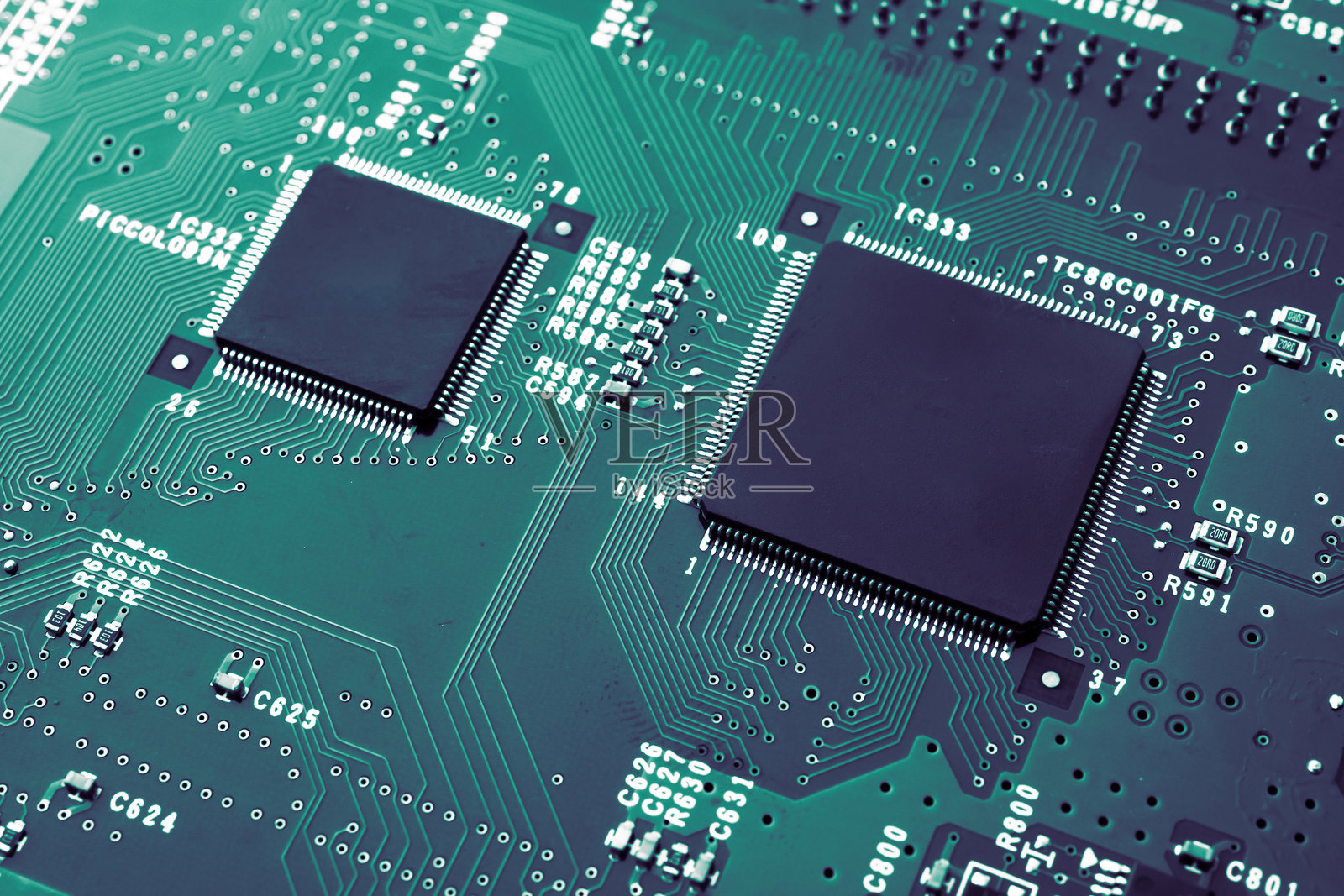 印刷电路。线路布局。PCB。处理器、芯片和电子元件。照片摄影图片