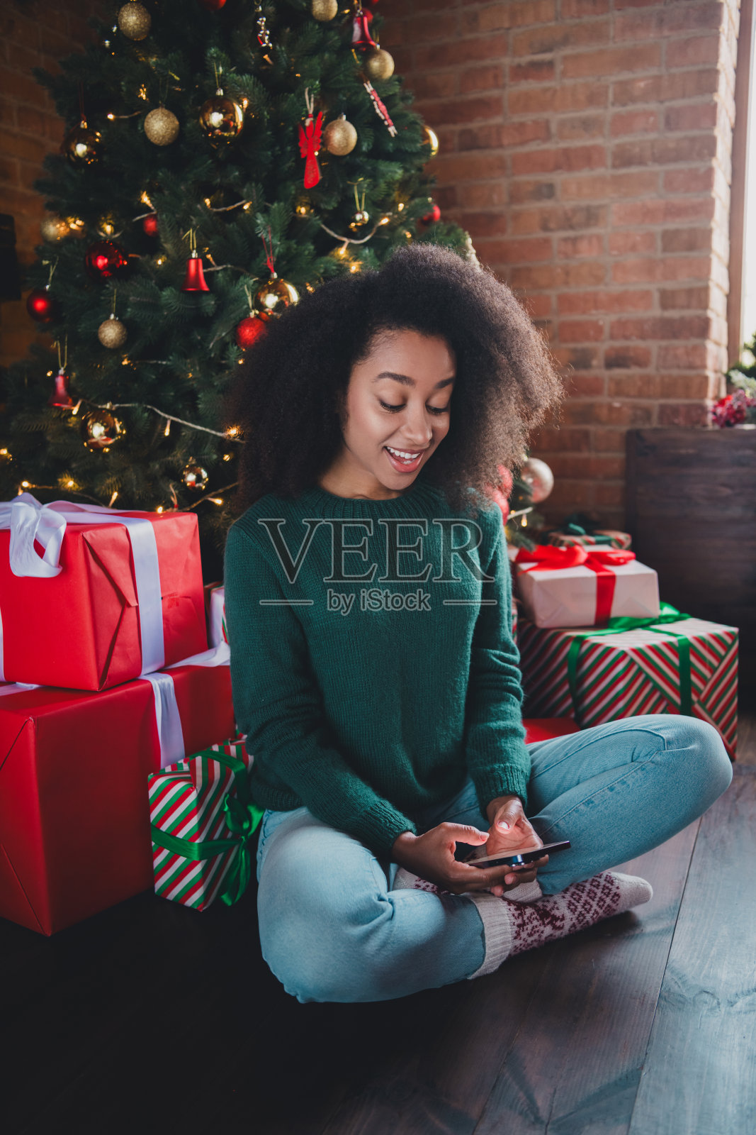 可爱的女孩在室内使用电子设备下单，进行远程购物和礼物配送。照片摄影图片