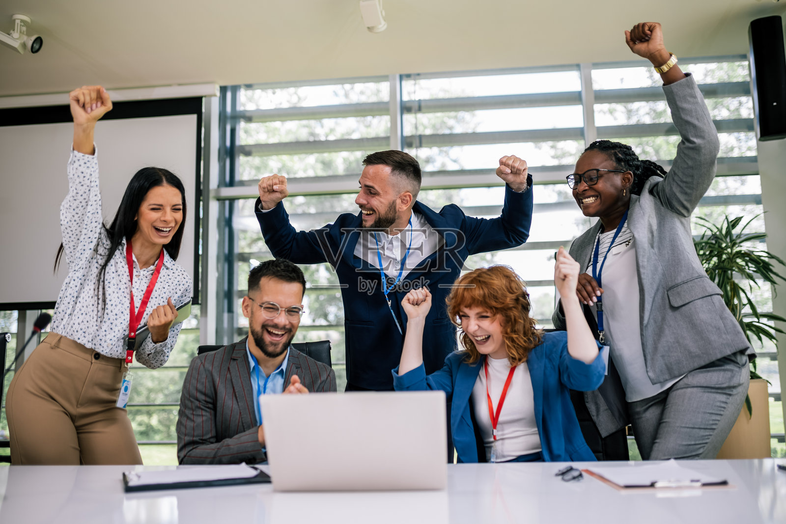 多种族商业人士的肖像。庆祝他们的成功。照片摄影图片