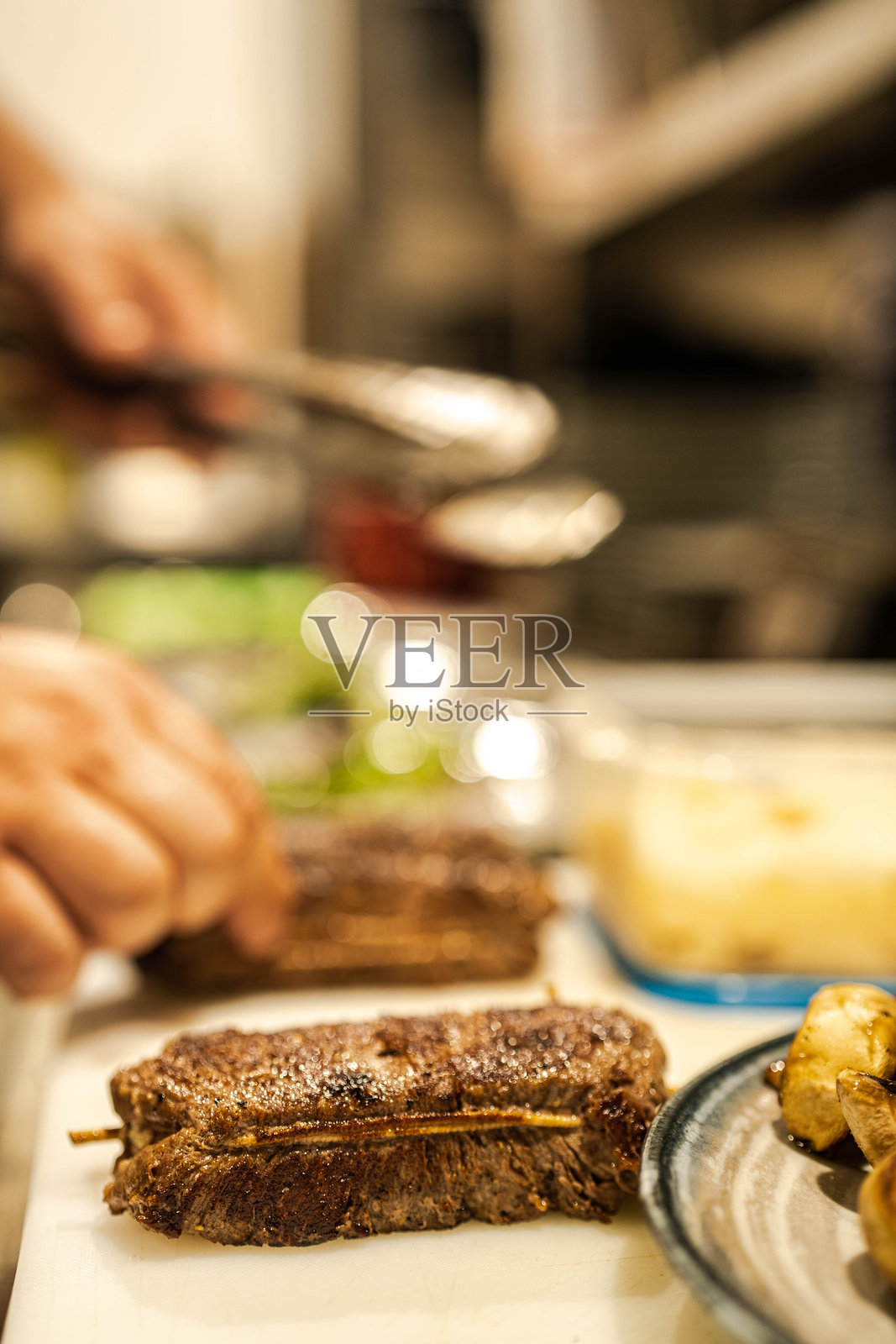 上菜时的烤牛排照片摄影图片