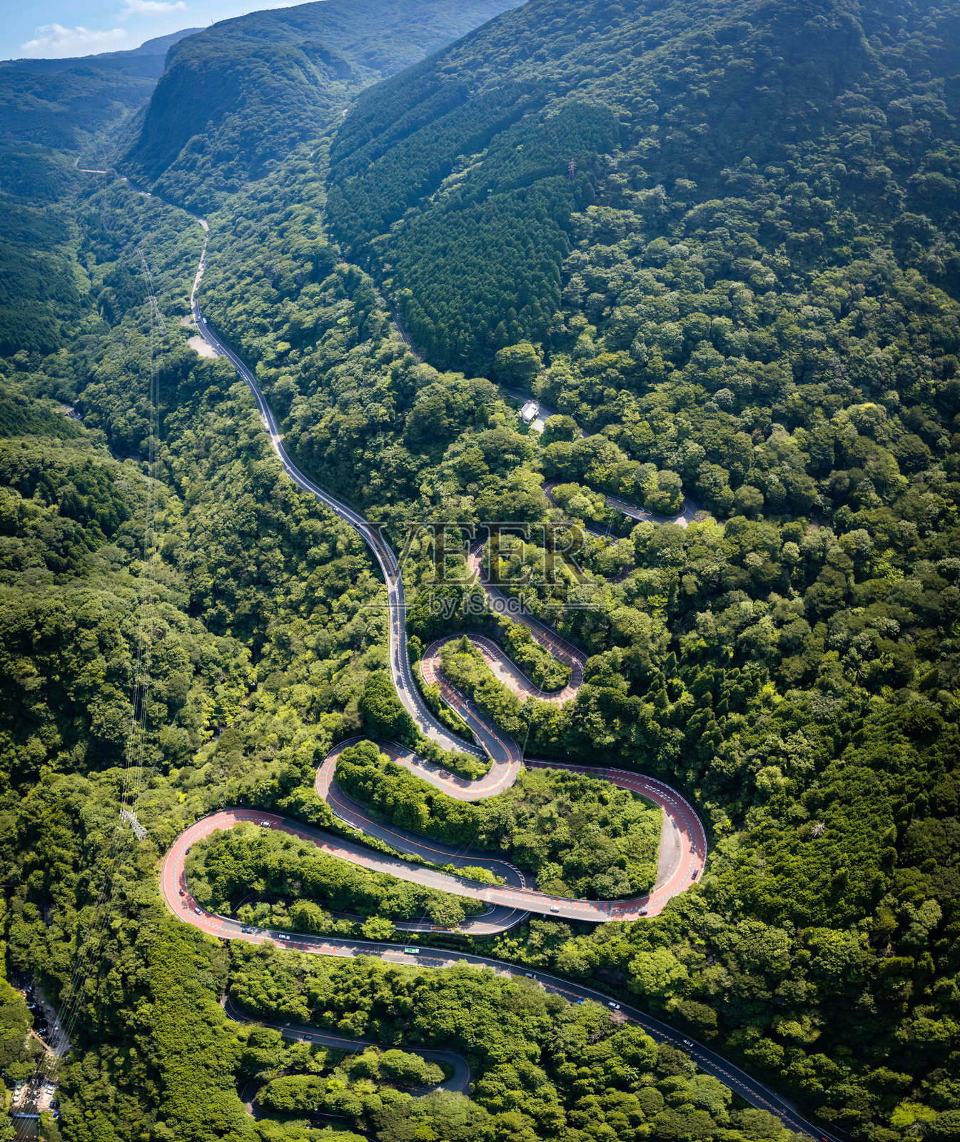 日本富士箱根伊豆国家公园蜿蜒山路的鸟瞰图照片摄影图片