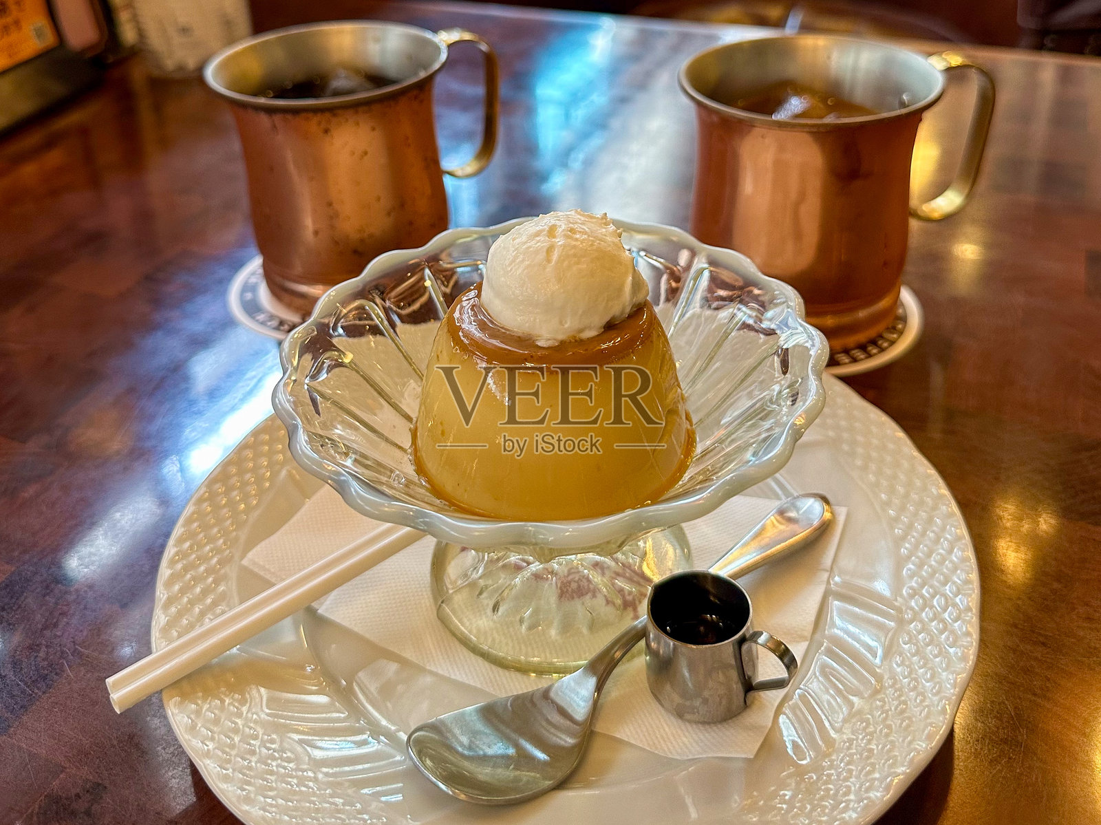 咖啡馆里的焦糖布丁照片摄影图片