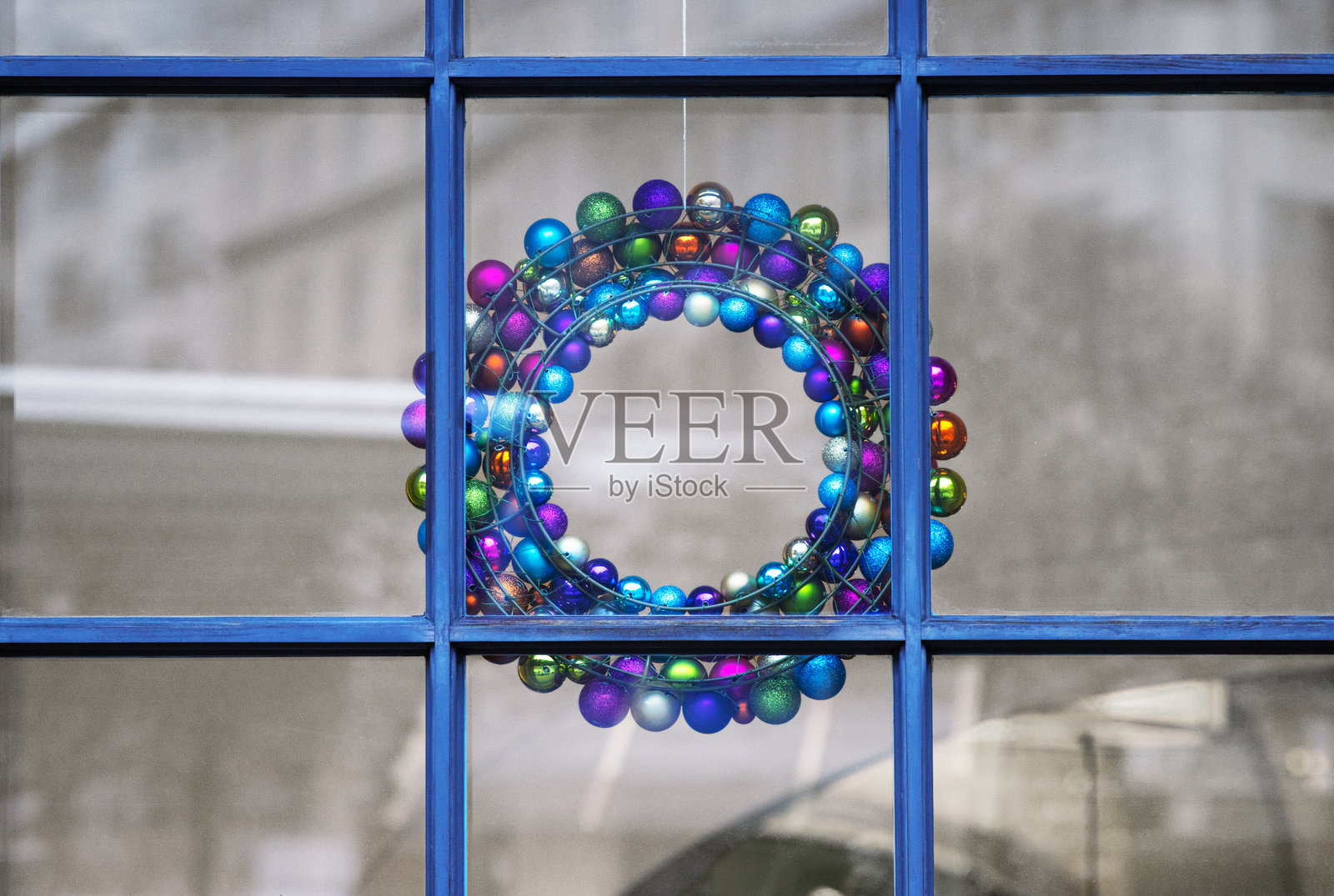 色彩斑斓的圣诞花环，配有金属球饰，为窗户增添节日气息。节日装饰。留白空间。照片摄影图片