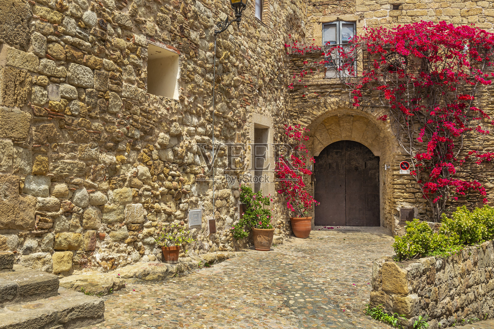 帕尔斯是西班牙北部加泰罗尼亚的一个中世纪小镇，位于布拉瓦海岸。照片摄影图片