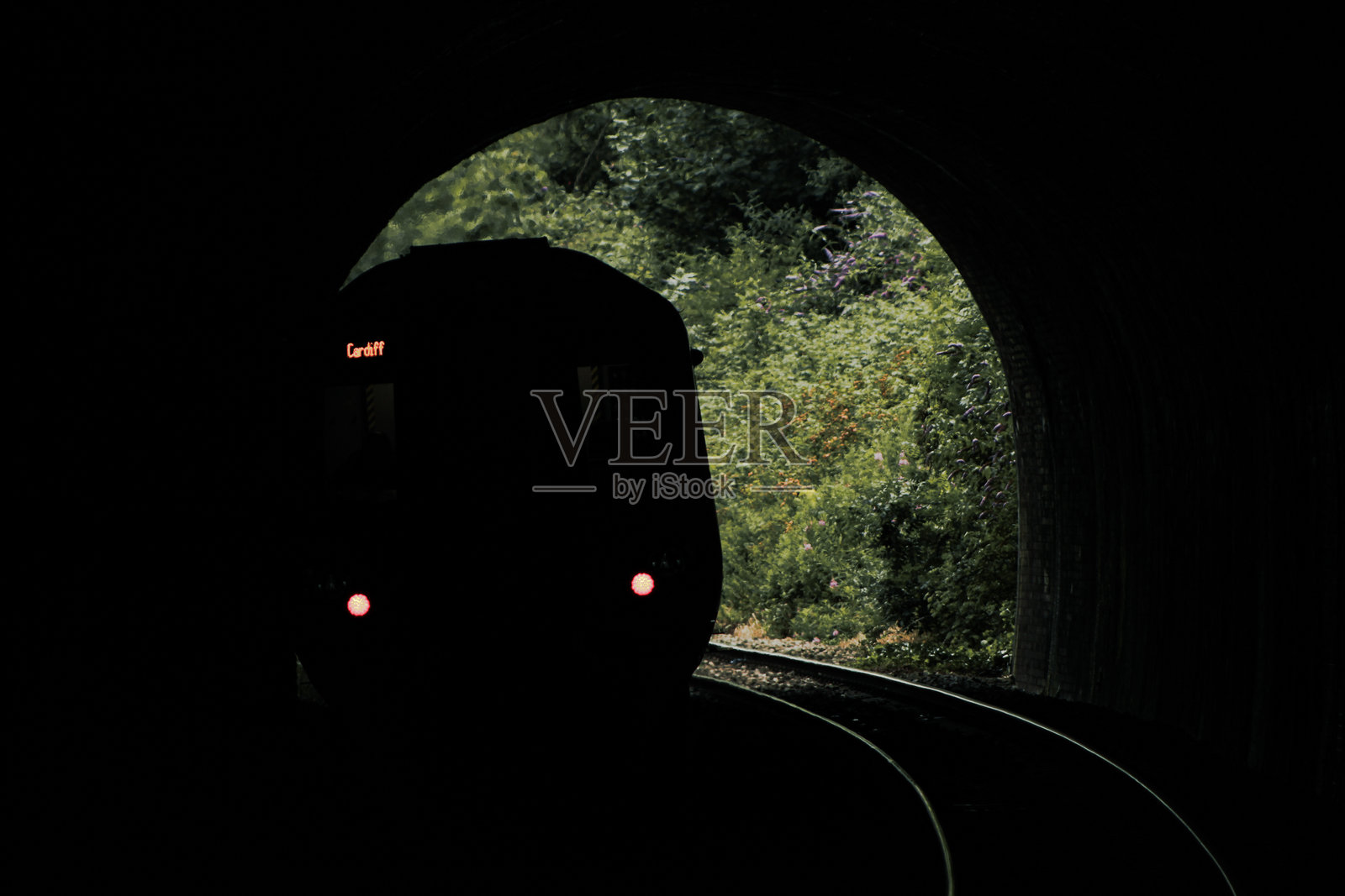 前往卡迪夫的隧道列车照片摄影图片