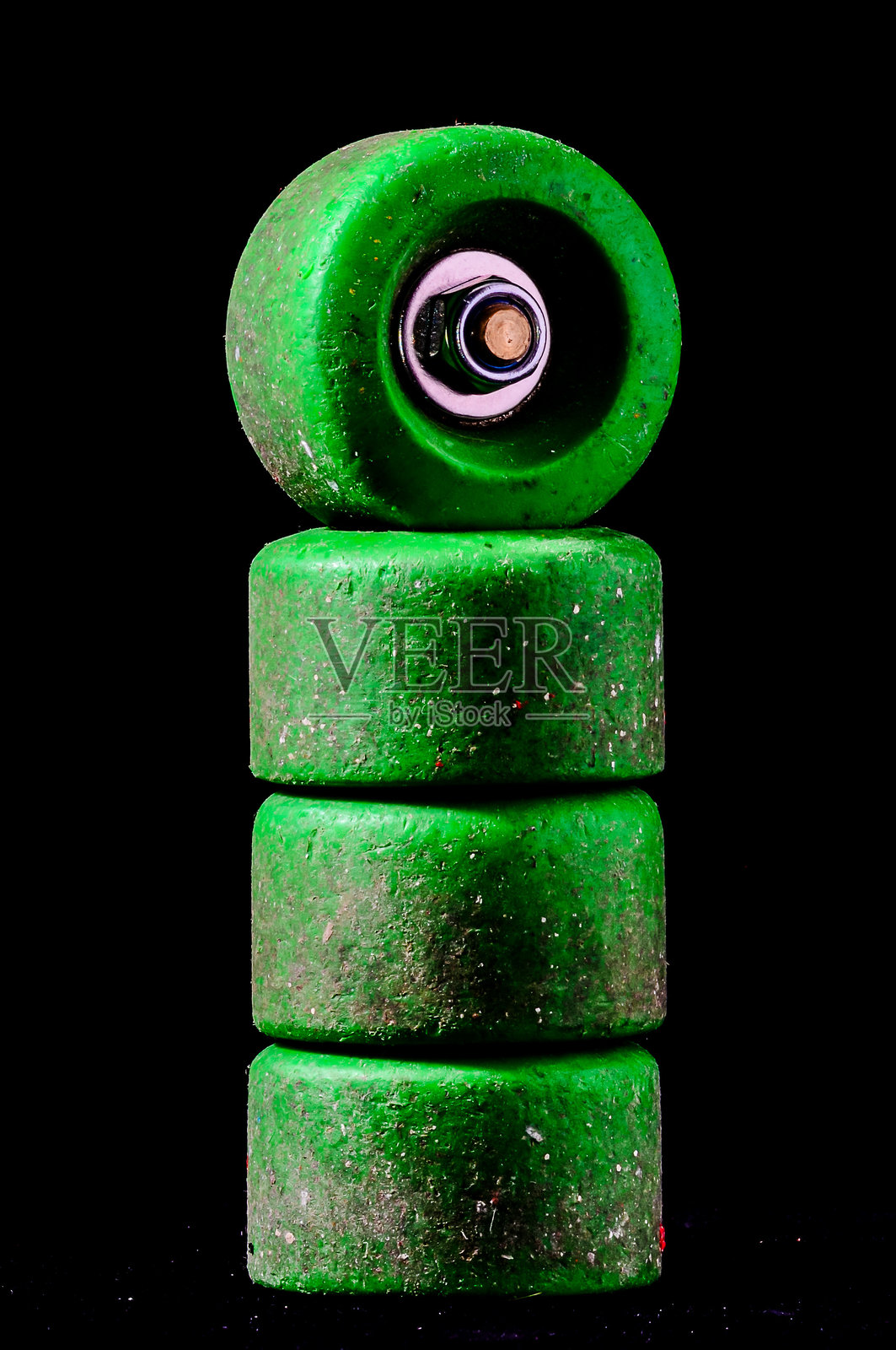 四个绿色滑板轮子叠在一起照片摄影图片