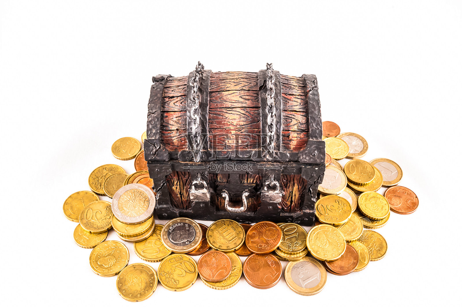 一个木箱，上面放着金币照片摄影图片