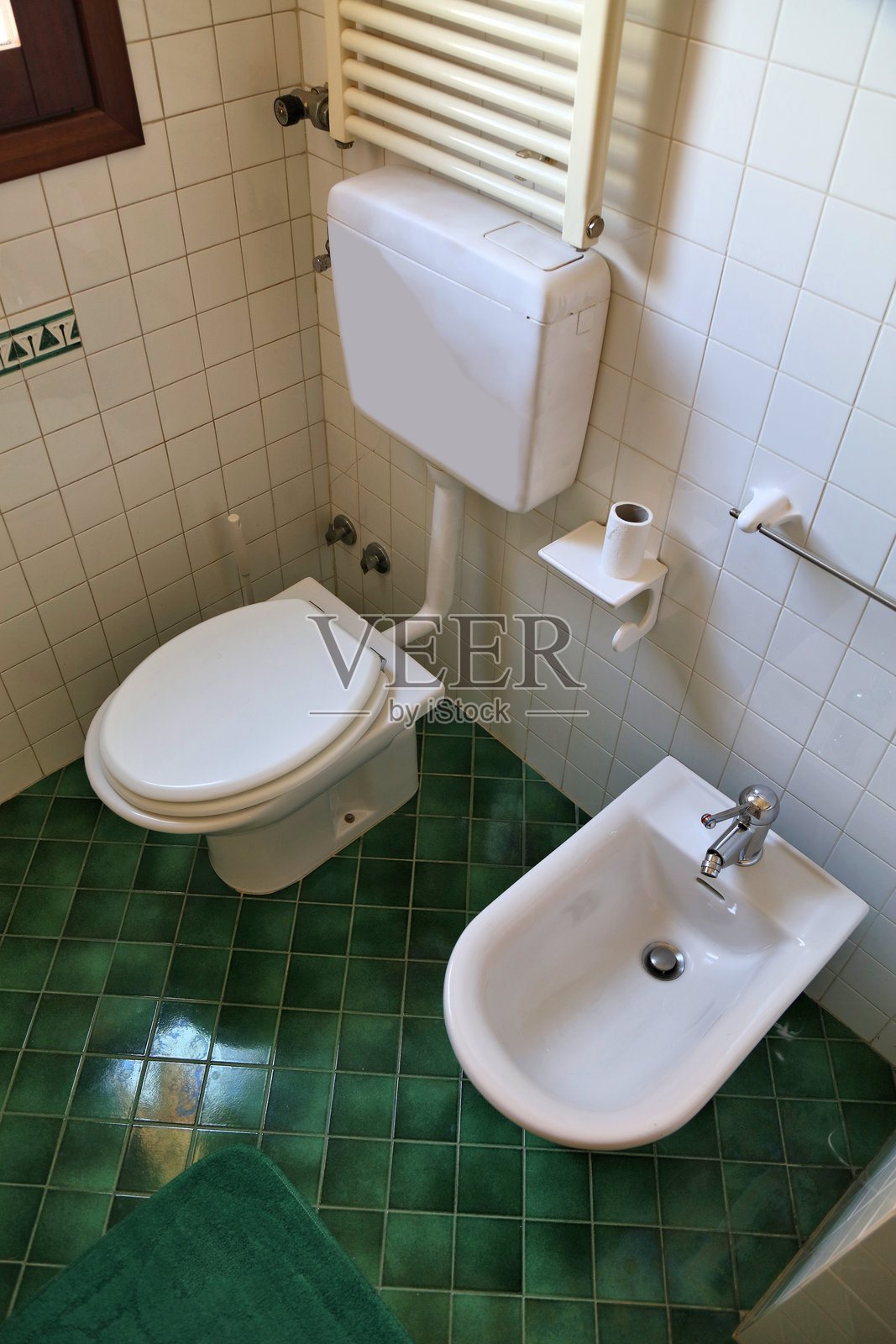 意大利浴室的马桶和坐浴盆照片摄影图片