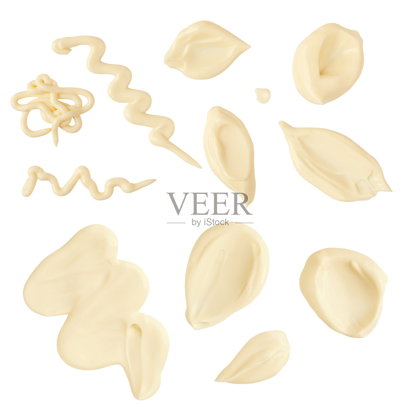 白色背景上的蛋黄酱涂抹。蛋黄酱滴落和飞溅的组合。蛋黄酱的波浪线条俯视图。平铺展示。照片摄影图片