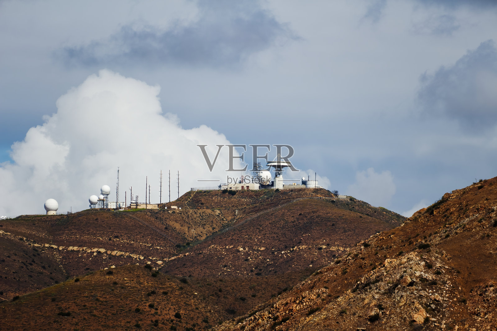 山脊上的通信塔阵列照片摄影图片