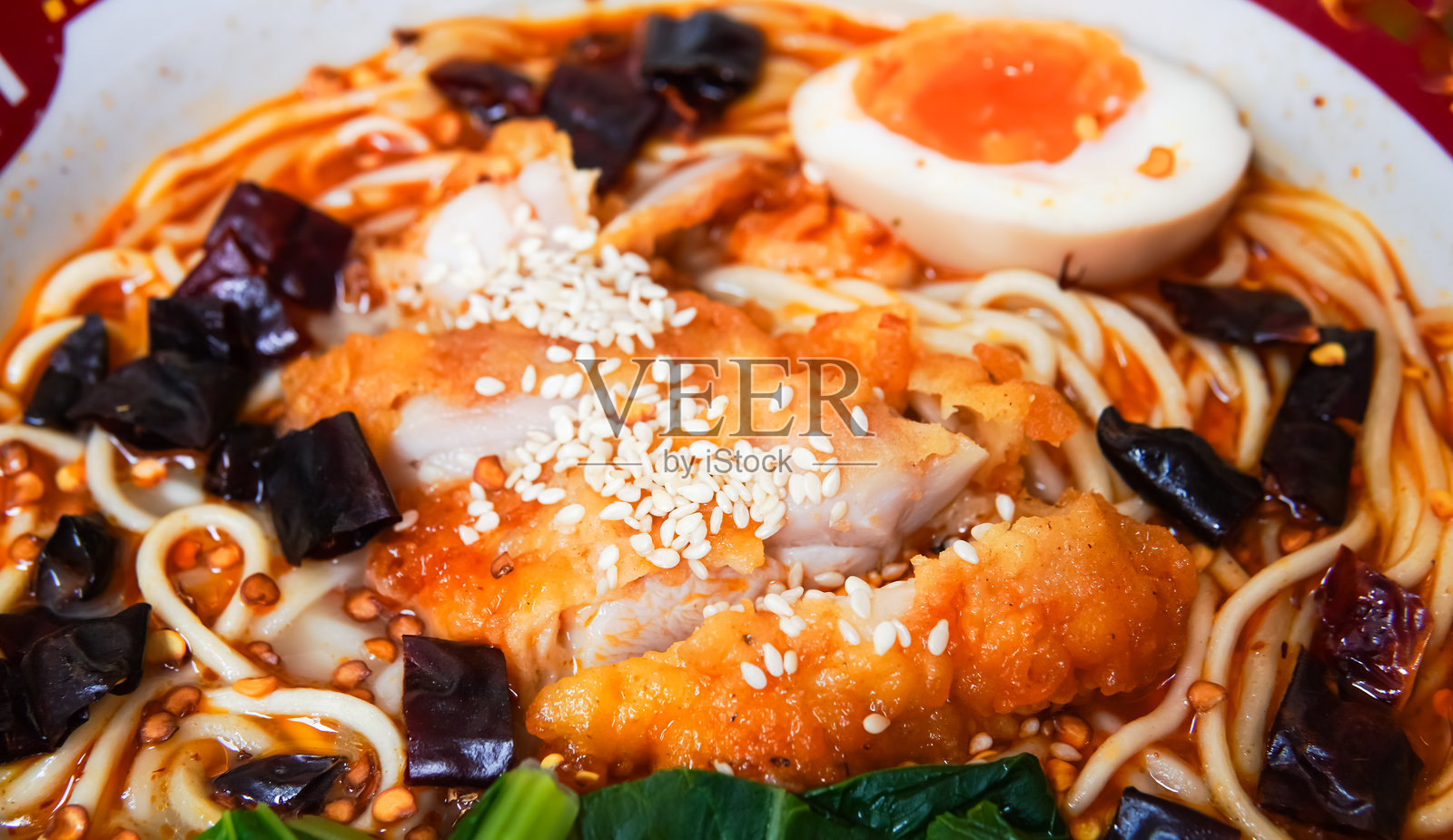 面条、鸡肉、鸡蛋、芝麻、辣椒、汤。照片摄影图片