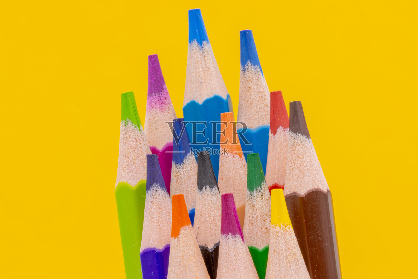 明亮黄色背景上的彩色铅笔照片摄影图片