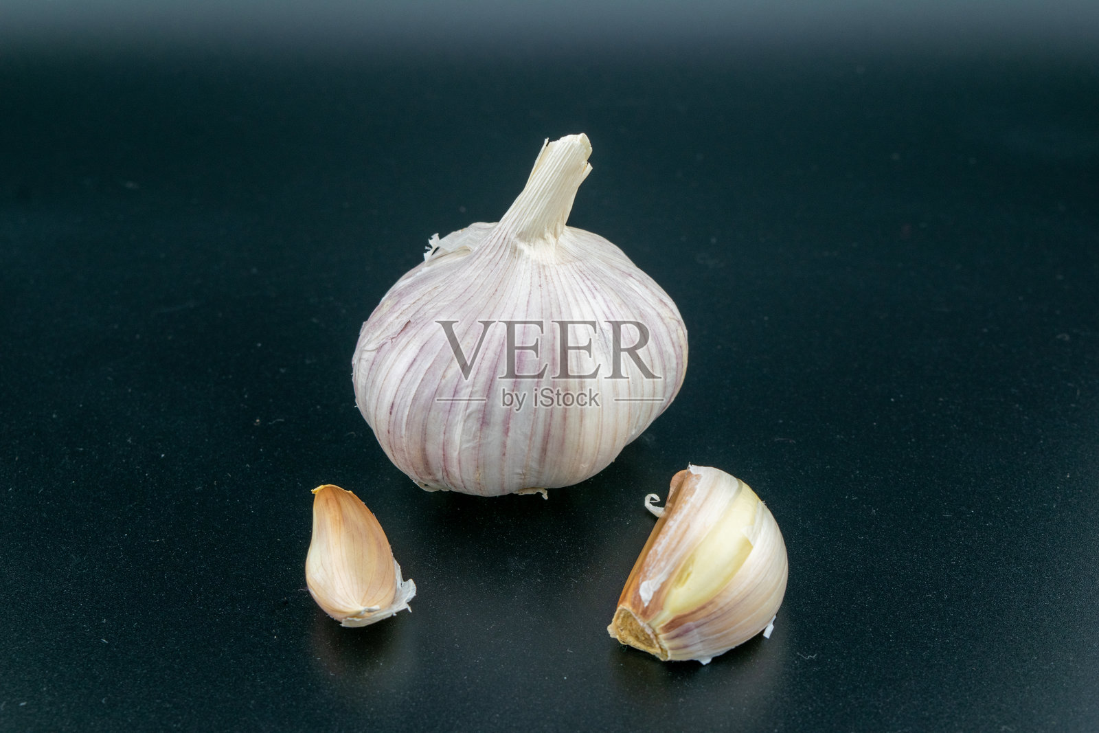整颗大蒜与大蒜瓣照片摄影图片