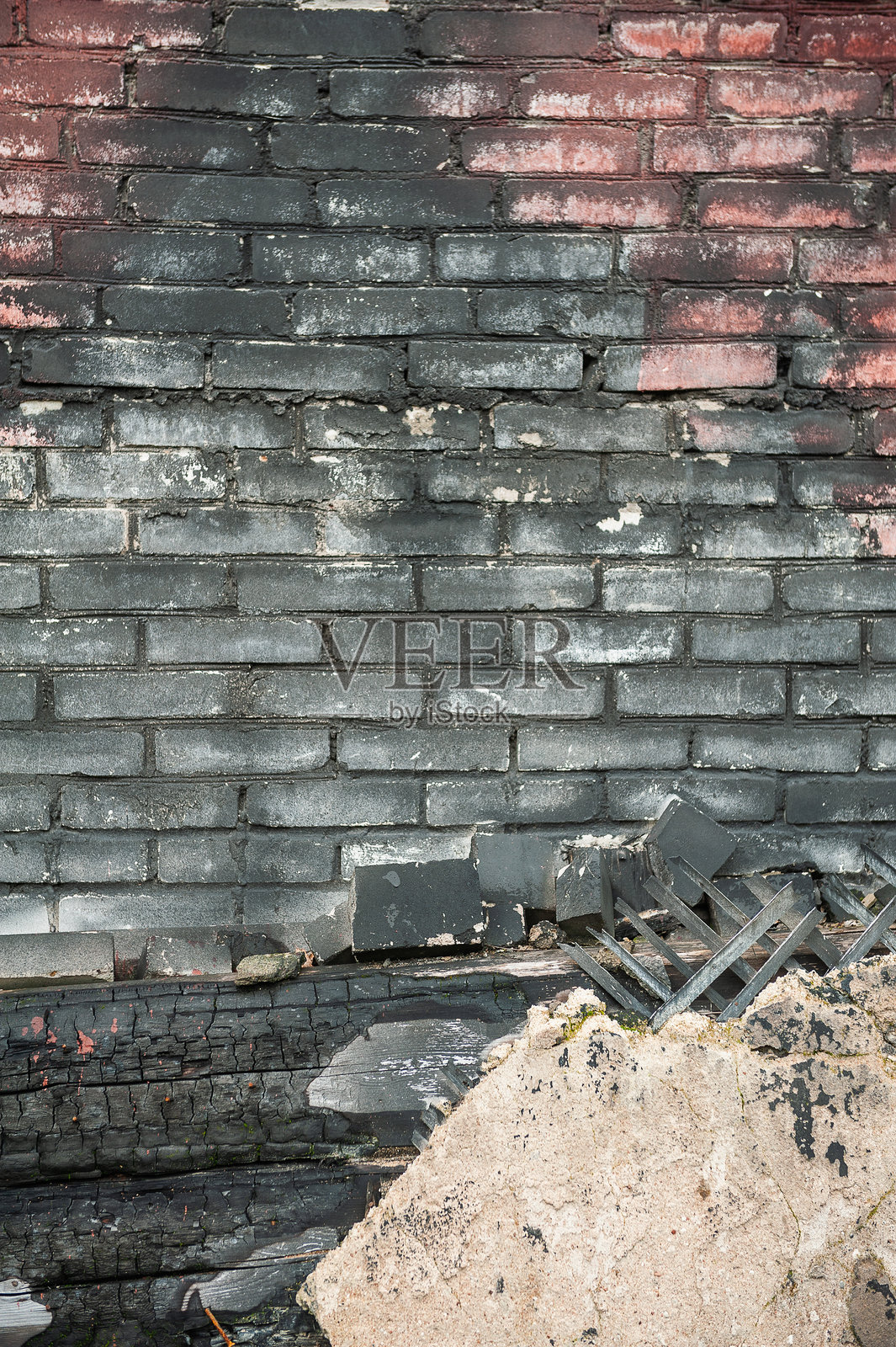 烧焦的砖墙，裂缝的砌体和碎片照片摄影图片