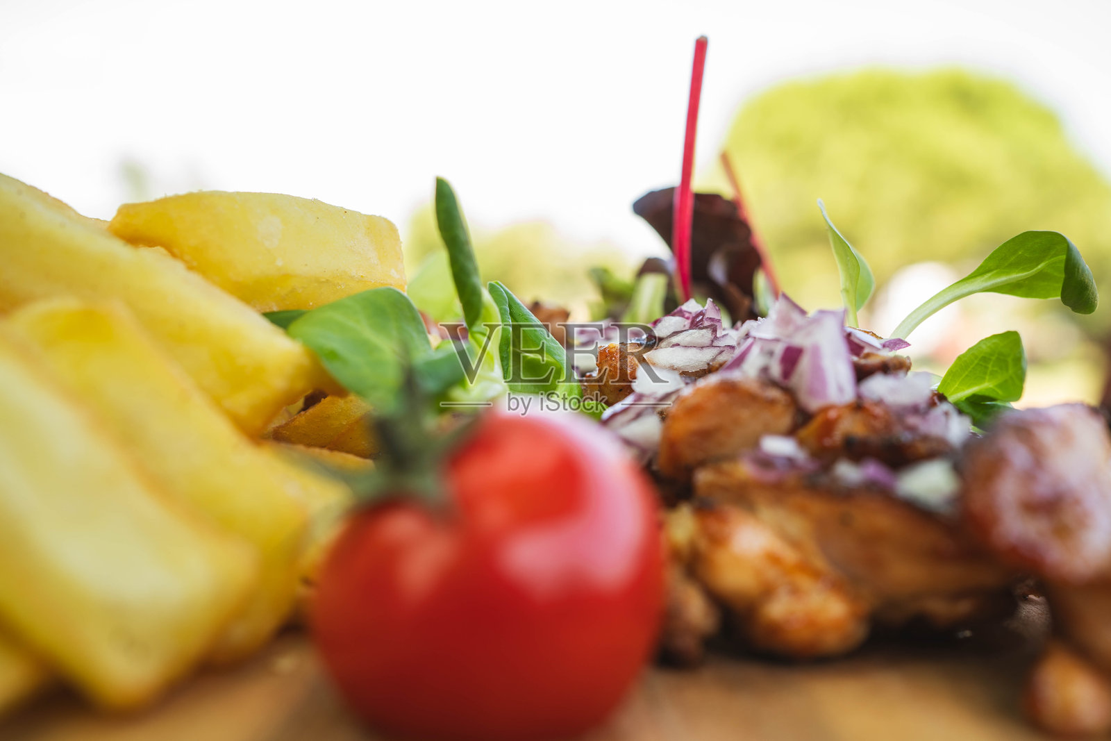 樱桃番茄、肉类和薯条特写照片摄影图片