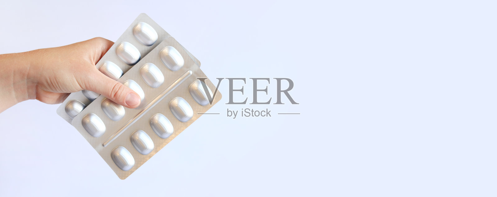 手握着装有药物和胶囊的面板照片摄影图片