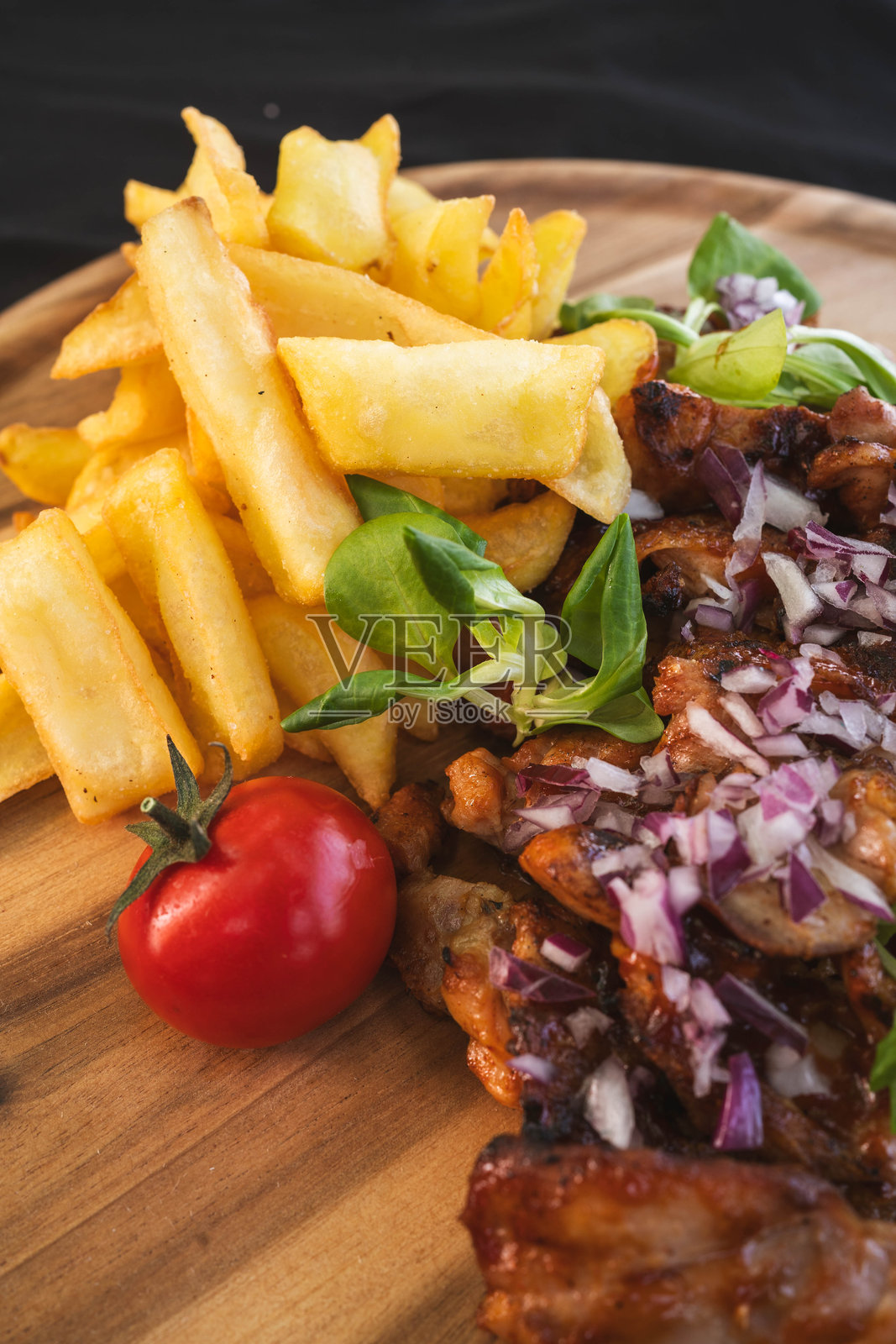 腌制鸡肉、薯条和樱桃番茄特写垂直拍摄照片摄影图片