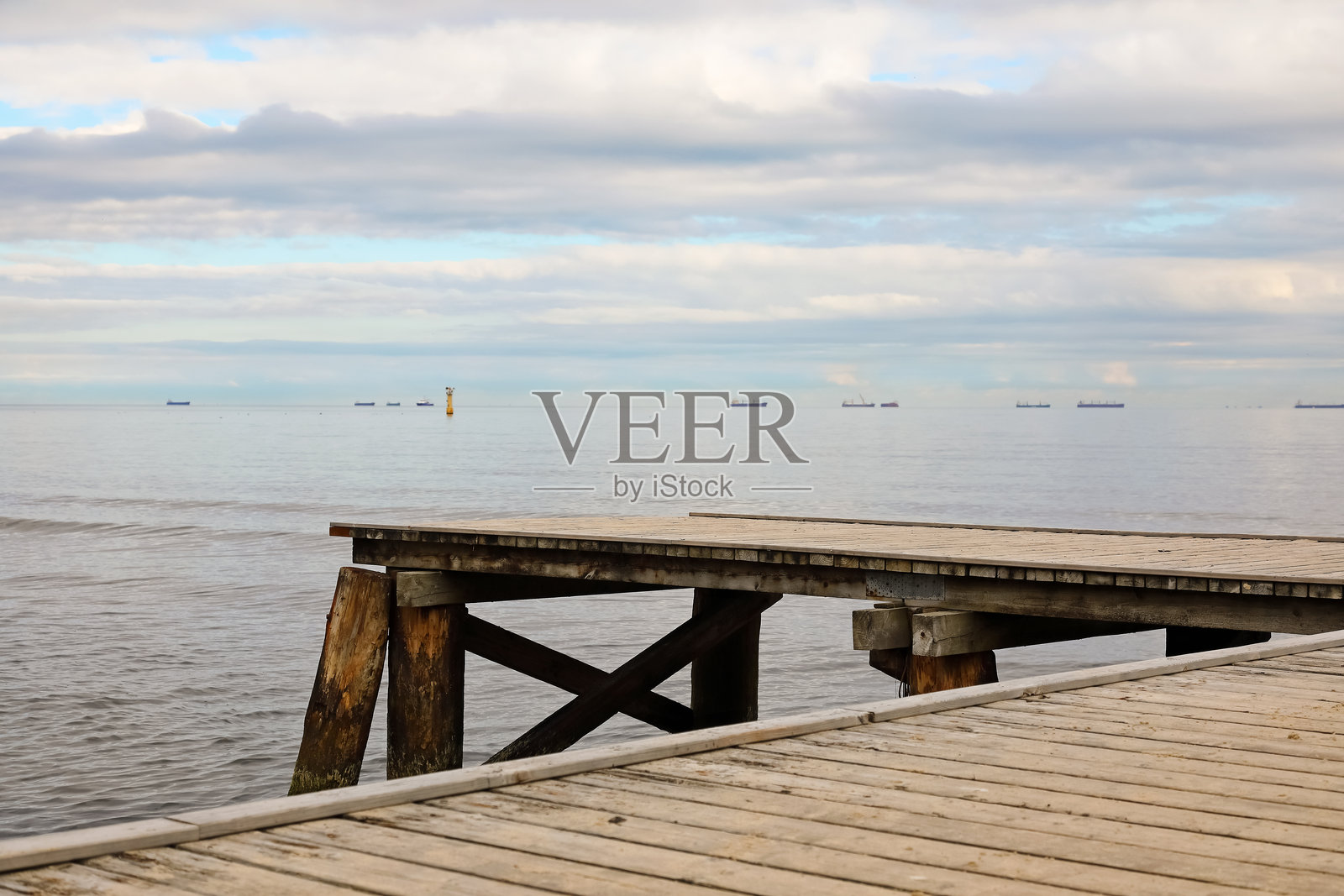 波兰索波特市的波罗的海海滩上的小木栈桥照片摄影图片