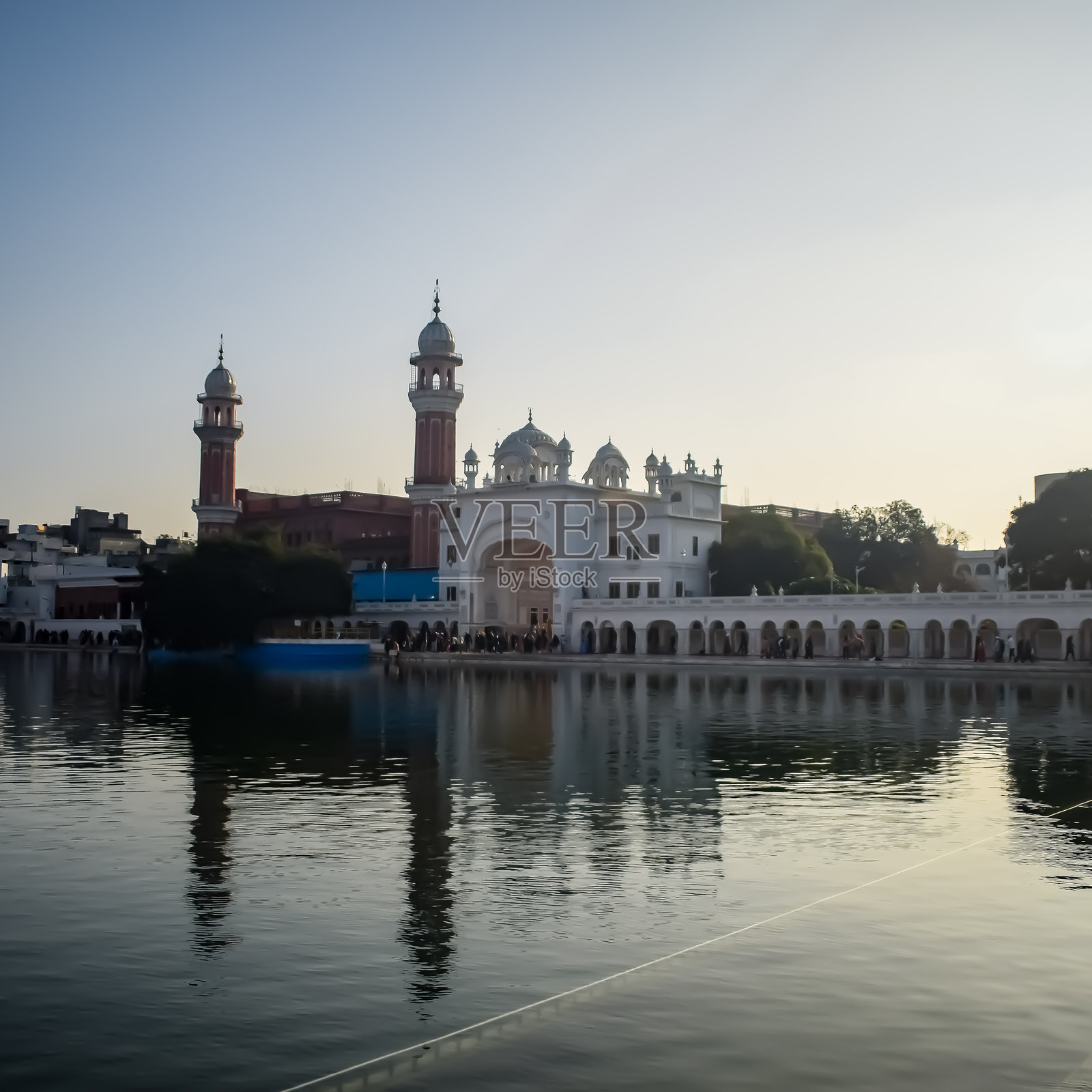 金庙（哈曼迪尔·萨希布）内部建筑细节的视图 - 印度旁遮普省阿姆利则，著名的印度锡克教地标，金庙是锡克教徒在阿姆利则的主要圣殿。照片摄影图片