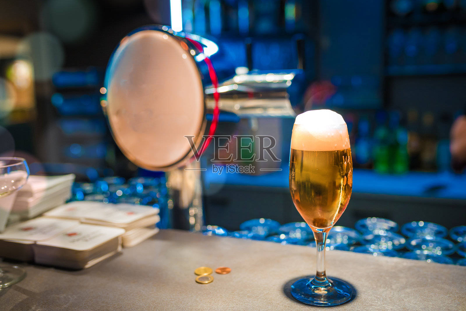酒吧台上的冰镇啤酒杯，泡沫丰富照片摄影图片