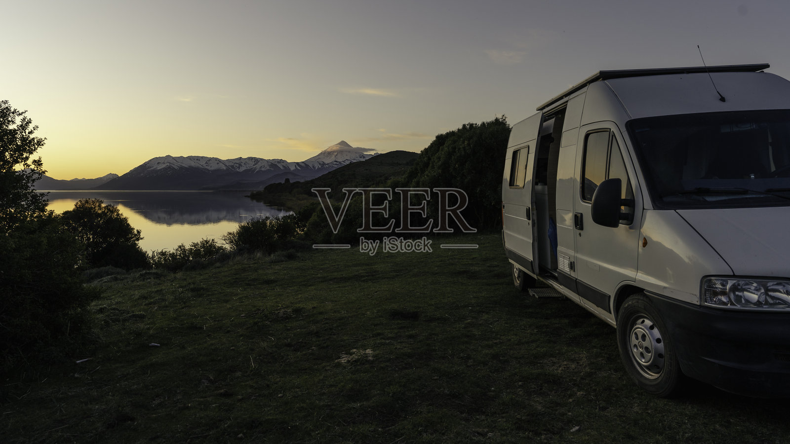 湖边的房车生活，宁静的自然风光，湖泊与山脉相映成趣照片摄影图片