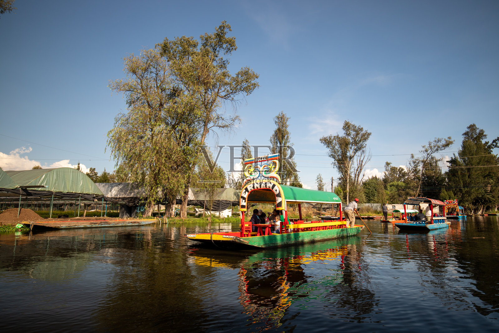 索奇米尔科的特拉希内拉,墨西哥运河上的旅游区,提供船只游览和玛丽亚奇音乐。照片摄影图片