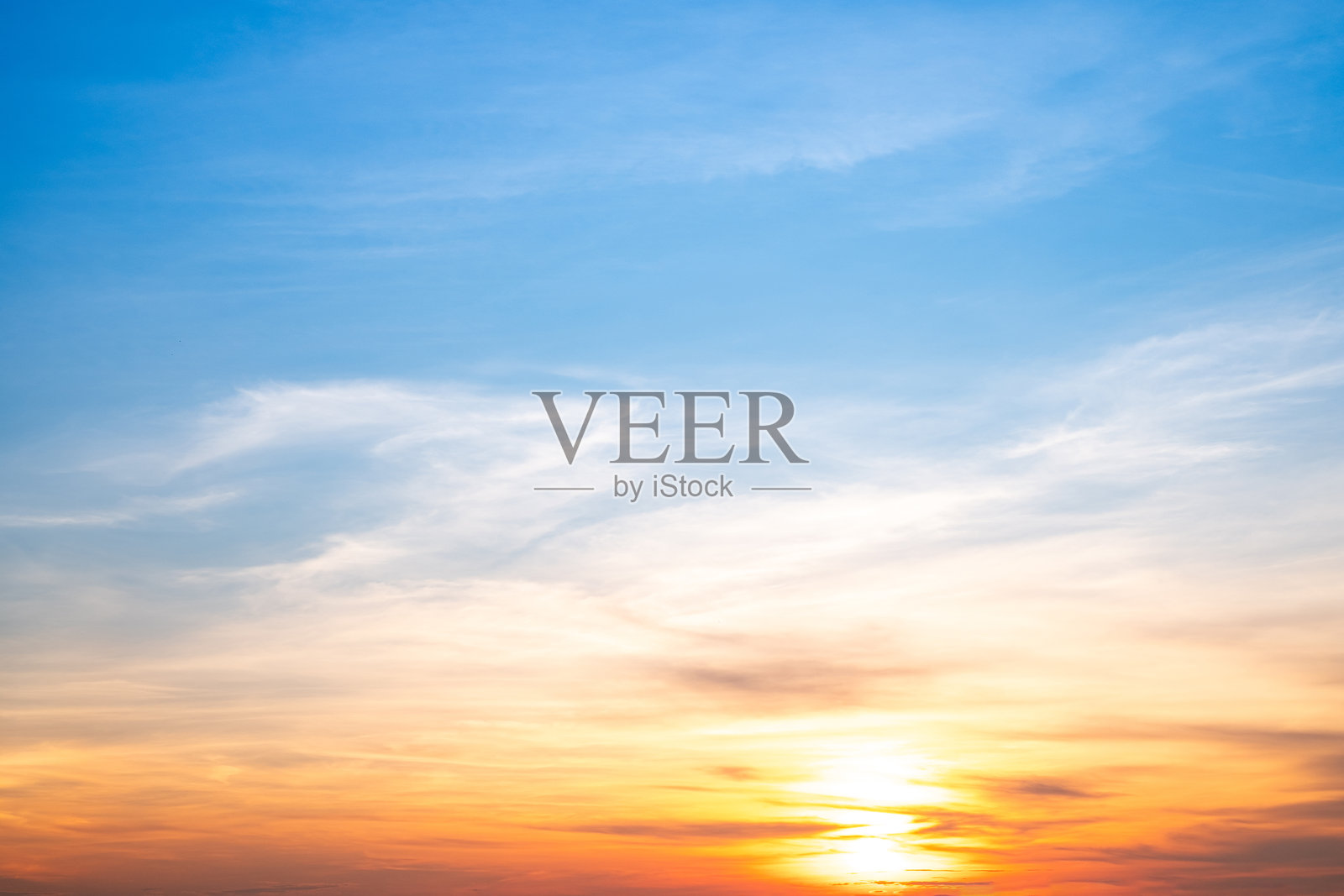 美丽奢华的柔和渐变橙金色云彩和阳光映衬在蓝天上，完美适合作为背景，拍摄于黄昏时分，黄昏，超大尺寸，高分辨率风景照片照片摄影图片