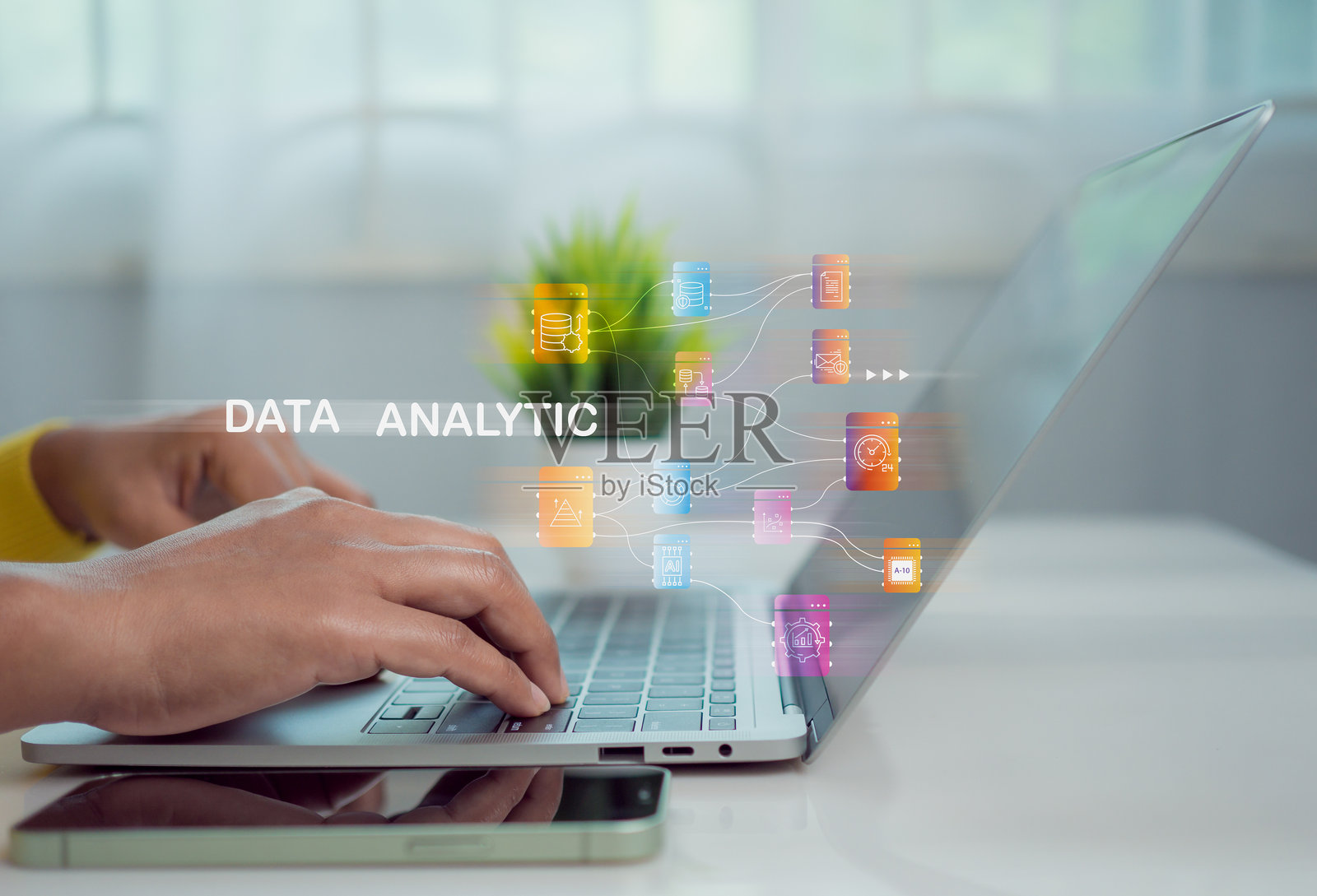 商务女性使用计算机进行开发和分析数据技术管理系统，以制定市场营销策略。图表分析和信息展示在未来感的虚拟屏幕上。照片摄影图片