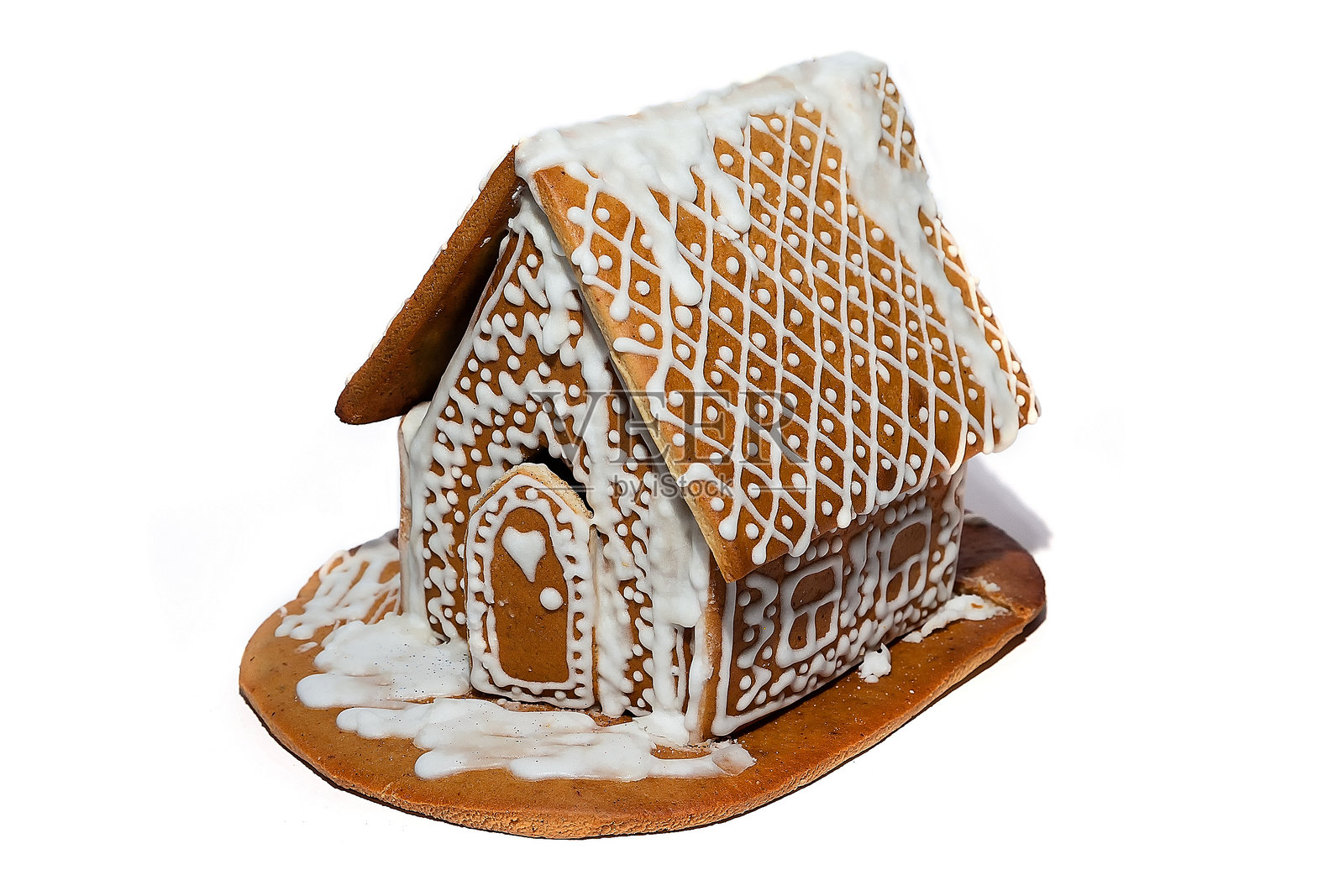 一个孤立在纯白背景上的姜饼屋饼干。照片摄影图片
