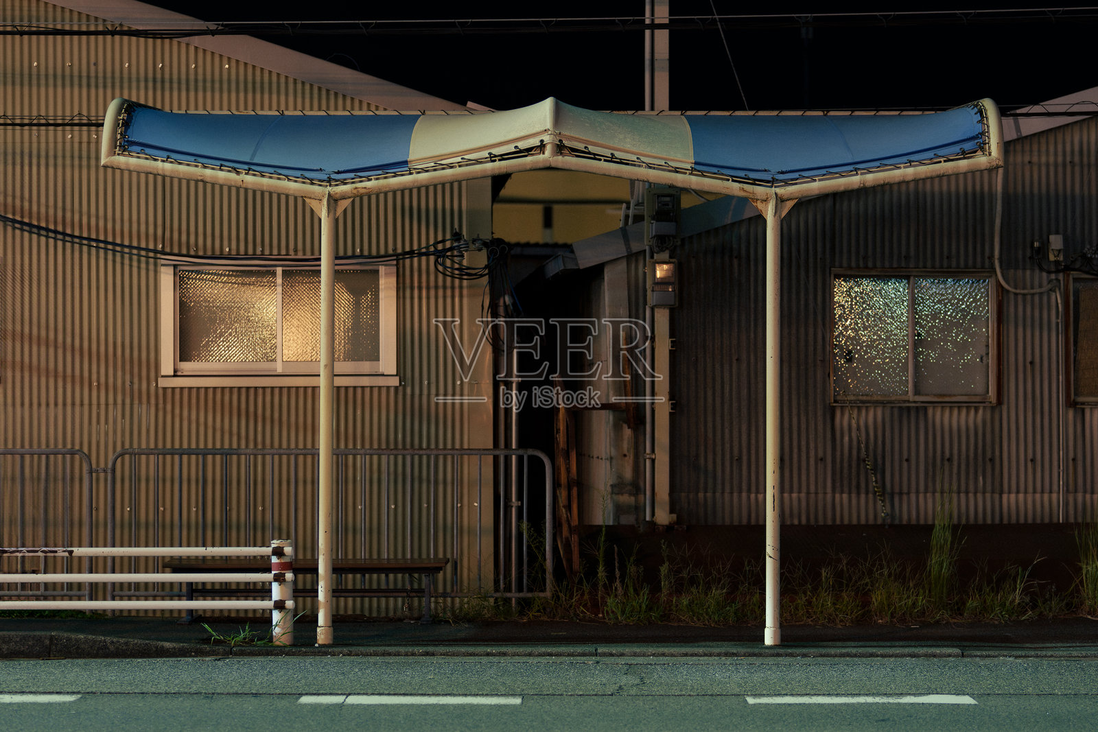 空荡荡的夜间公交站的素材照片摄影图片