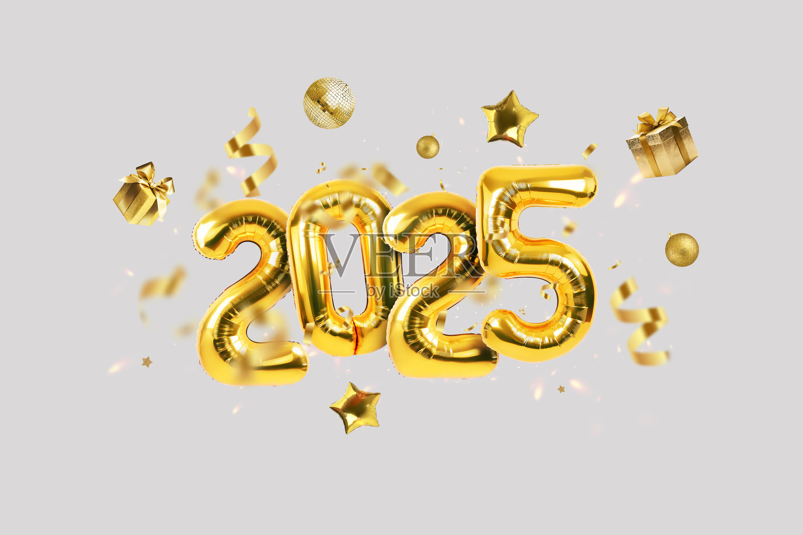 2025年快乐，新年金色气球与金色彩带、礼物和镜面球在灰色背景上。奢华的2025年气球。照片摄影图片