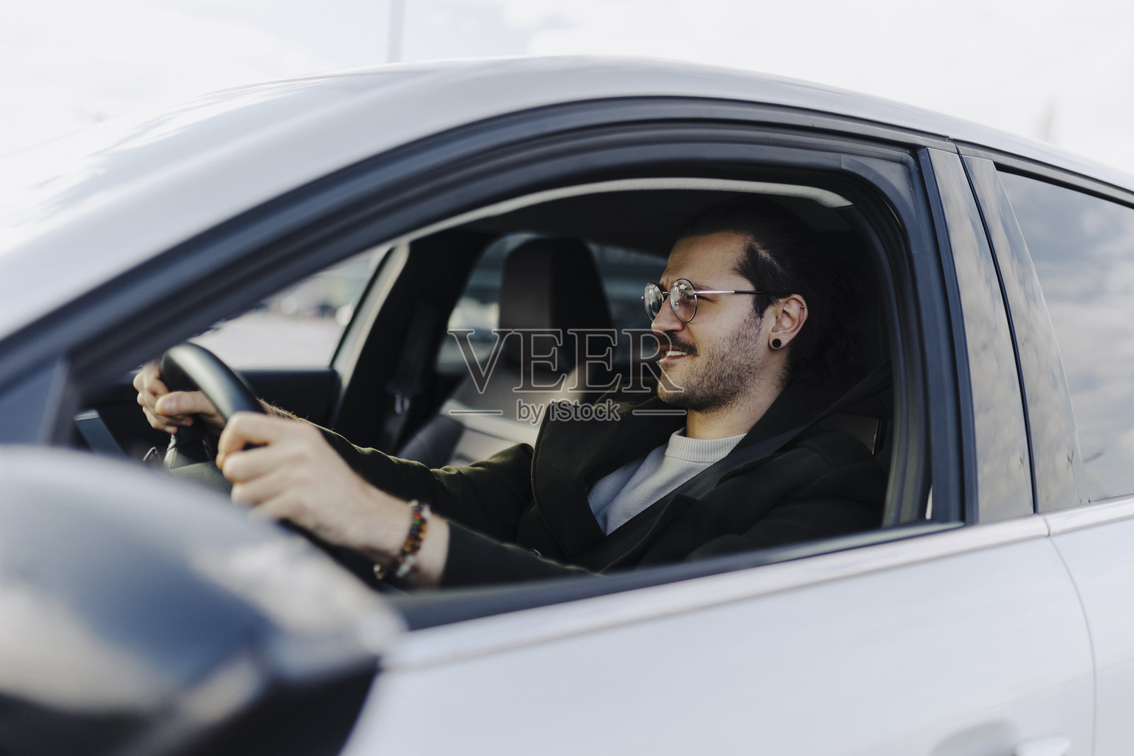 快乐的男人开车微笑 - 交通概念照片摄影图片