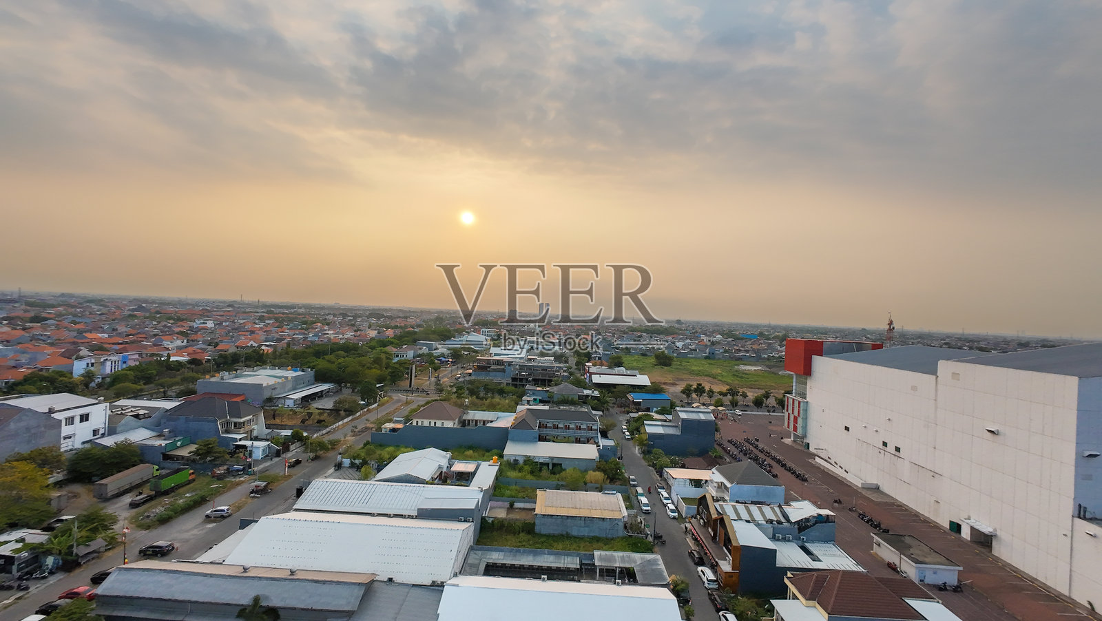 城市天际线，背景有一座大型建筑照片摄影图片