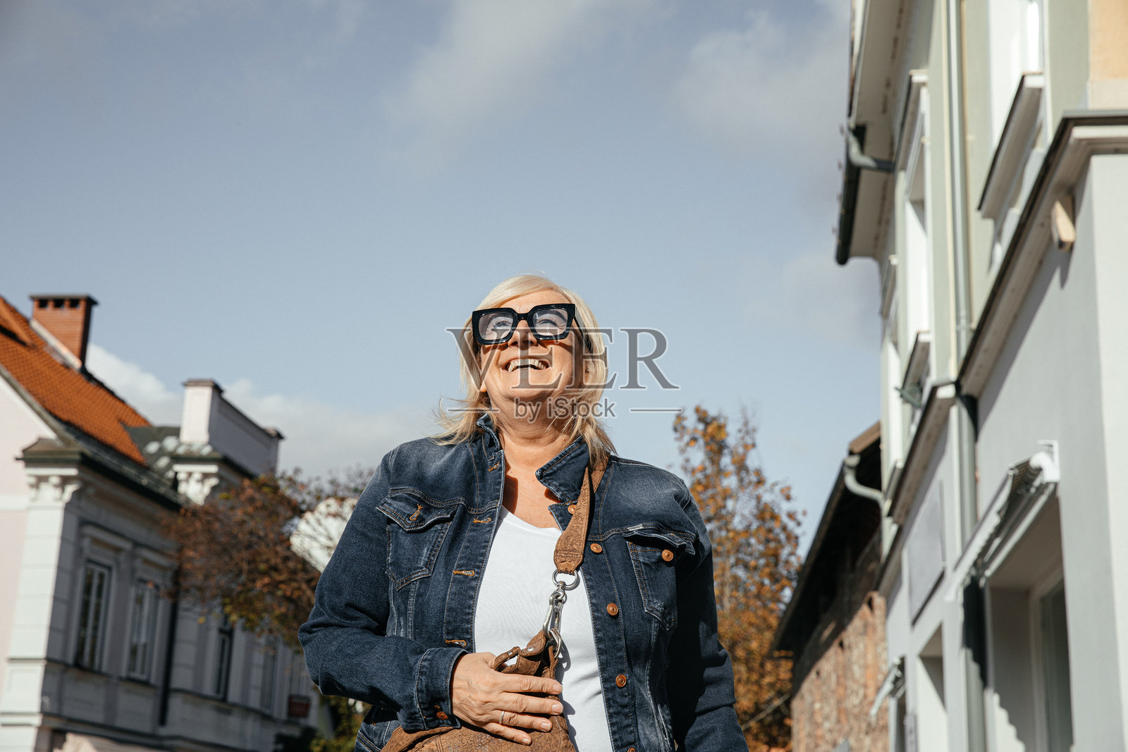 戴太阳镜的快乐老年妇女照片摄影图片