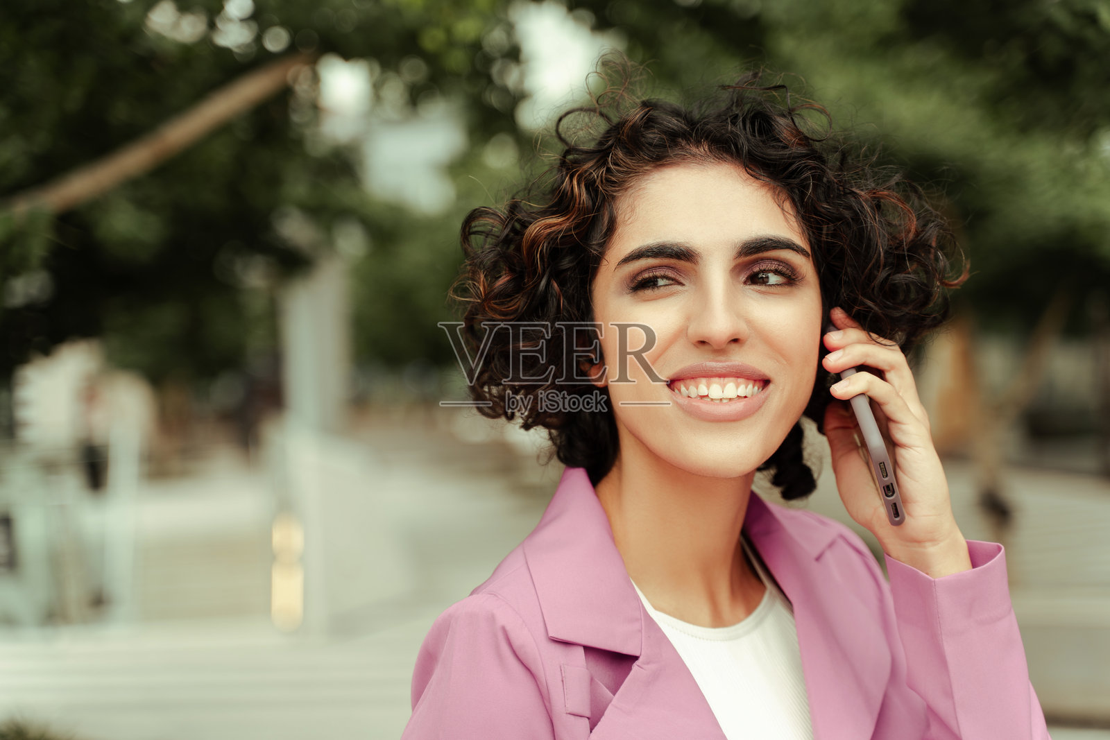 年轻女商人户外打电话微笑照片摄影图片