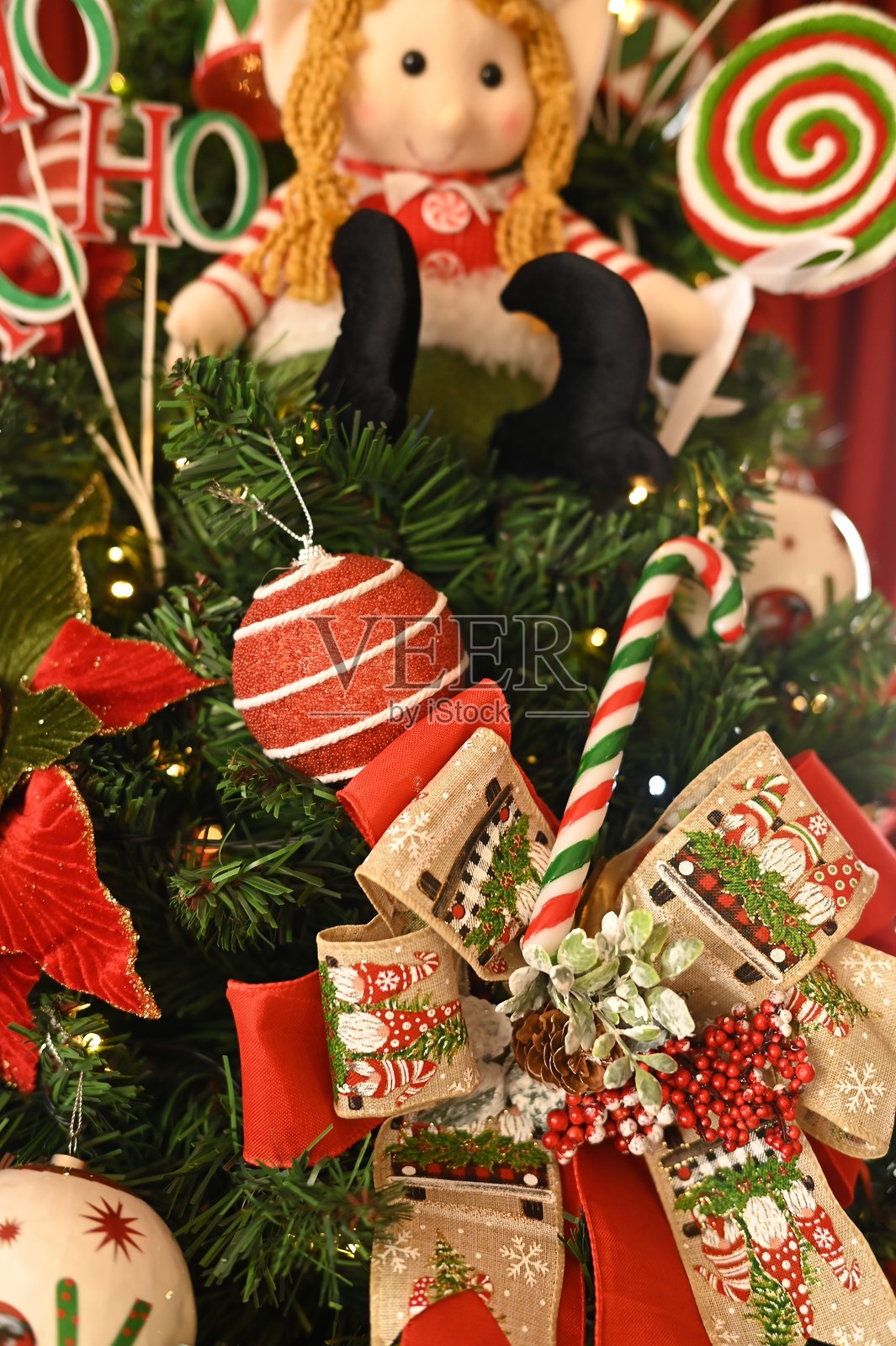 圣诞装饰布置，圣诞老人，鲜花，雪，礼物，模糊区域，节日礼物图片照片摄影图片