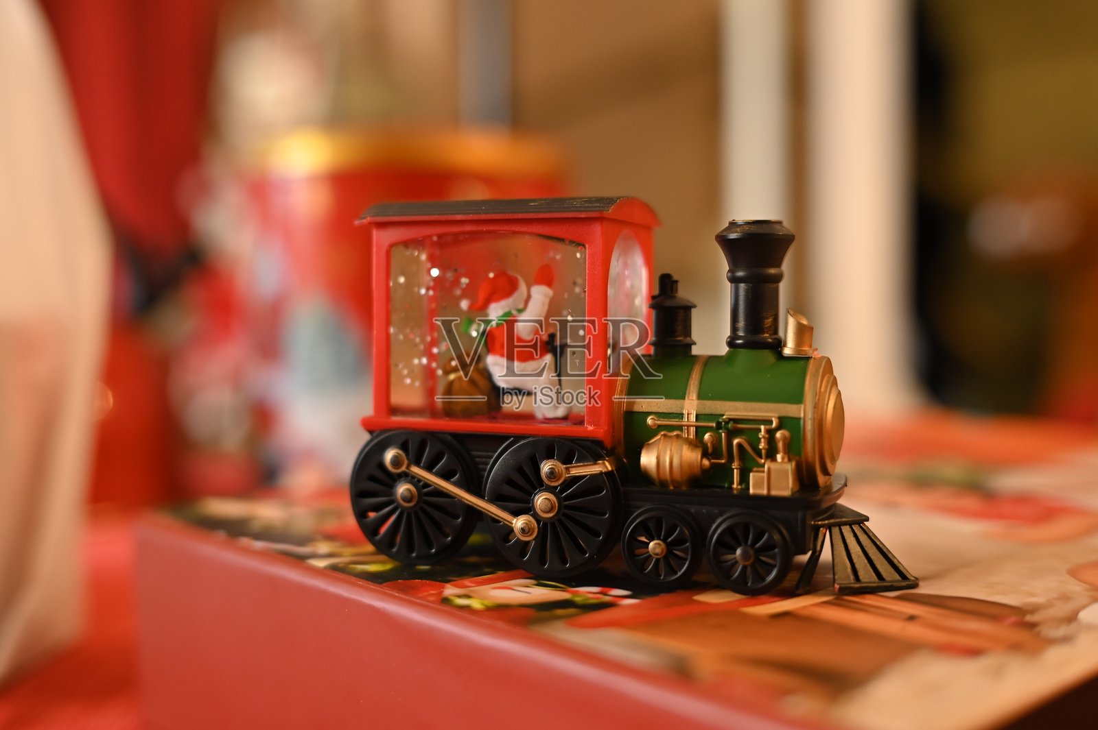 圣诞装饰布置，圣诞老人，鲜花，雪，礼物，模糊区域，节日礼物图像照片摄影图片