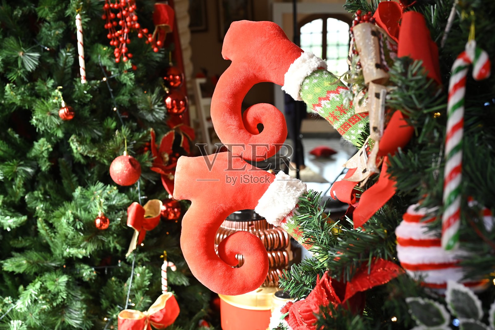 圣诞装饰布置，圣诞老人，鲜花，雪，礼物，模糊区域，节日礼物图片照片摄影图片