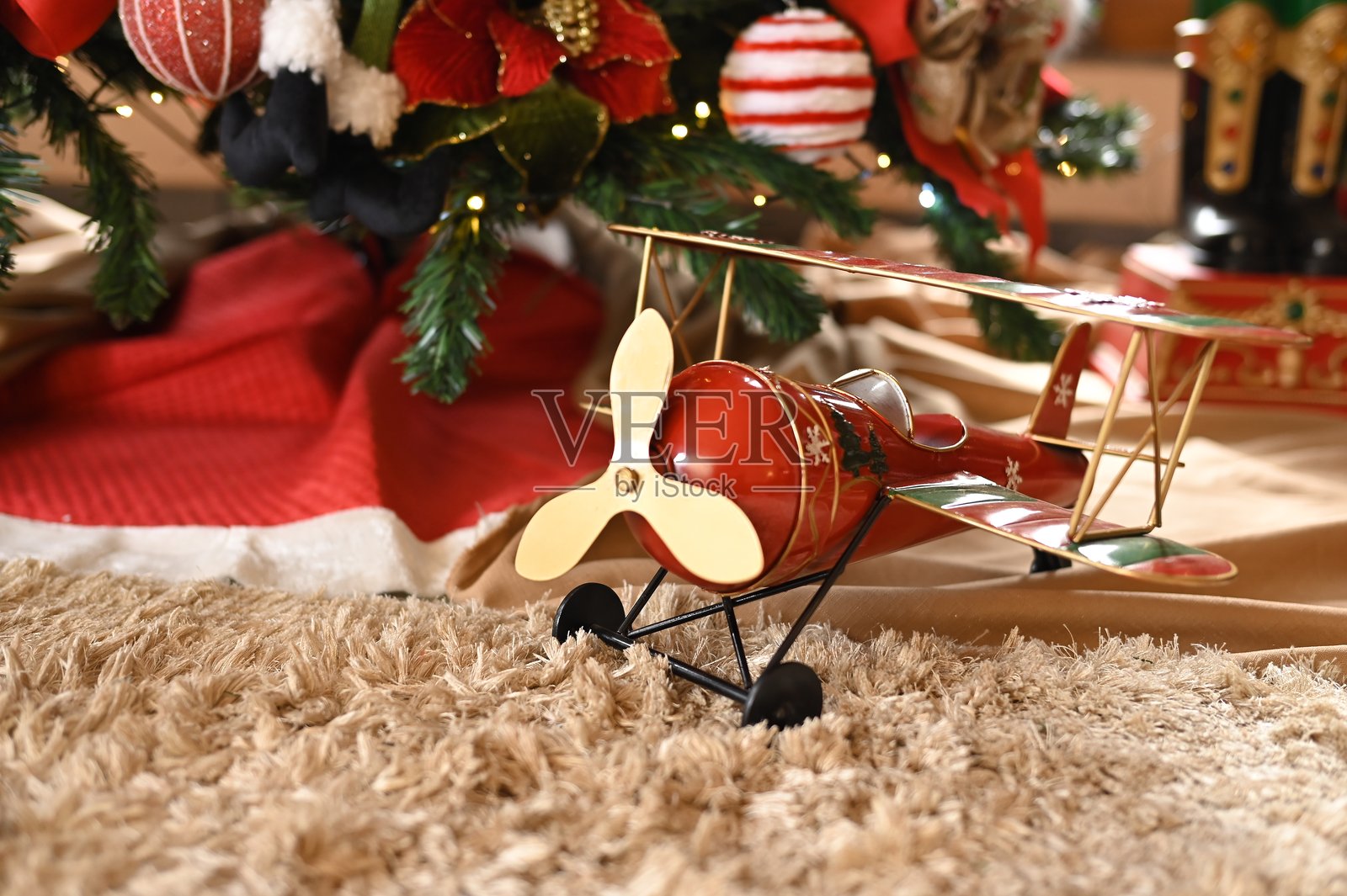 圣诞装饰布置，圣诞老人，鲜花，雪，礼物，模糊区域，节日礼物图像照片摄影图片