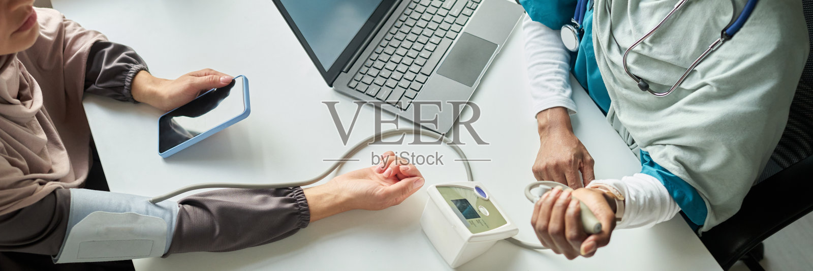 穆斯林医疗专业人员为患者测量血压照片摄影图片