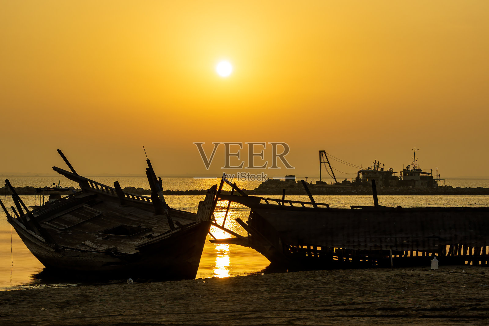 在沙特阿拉伯达曼滨海大道欣赏美丽的清晨日出照片摄影图片