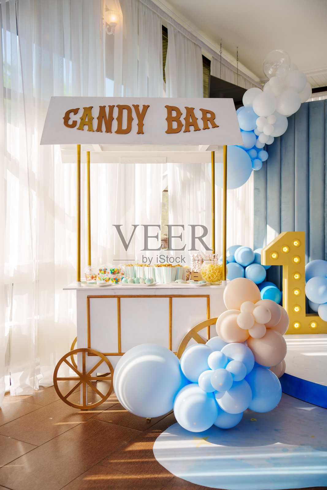 小男孩生日装饰，白色和蓝色气球。照片摄影图片