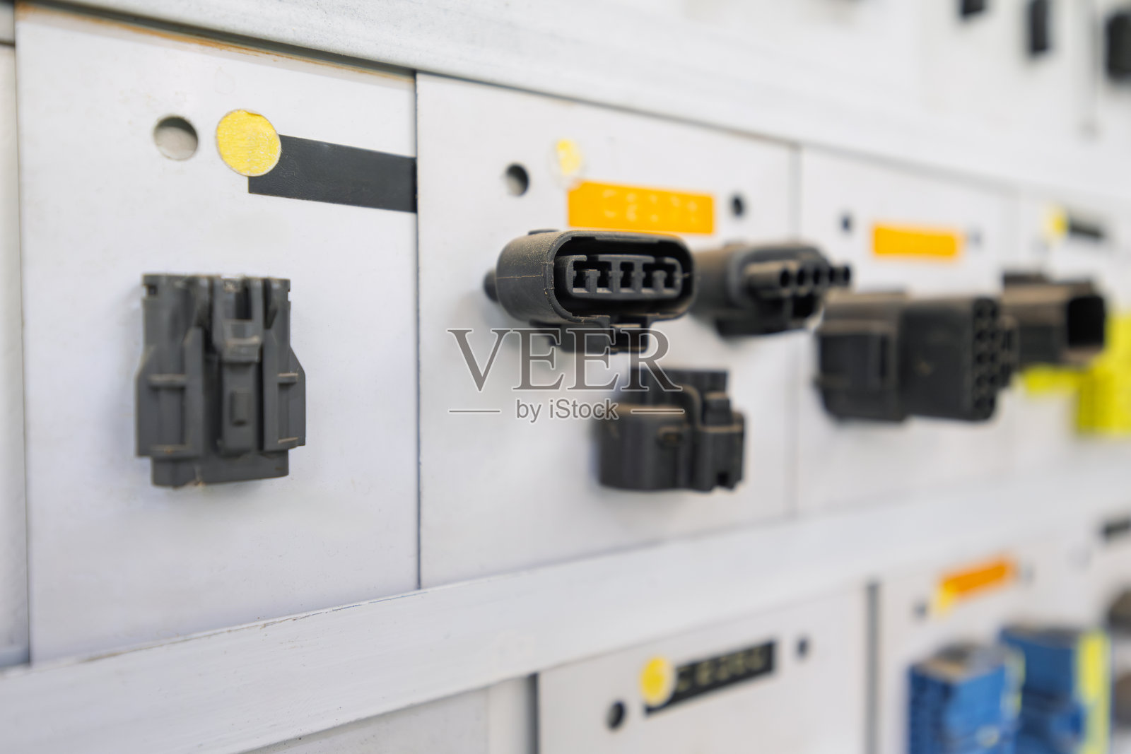 汽车连接器，来自线束制造工厂的各种连接器，展示在面板上照片摄影图片