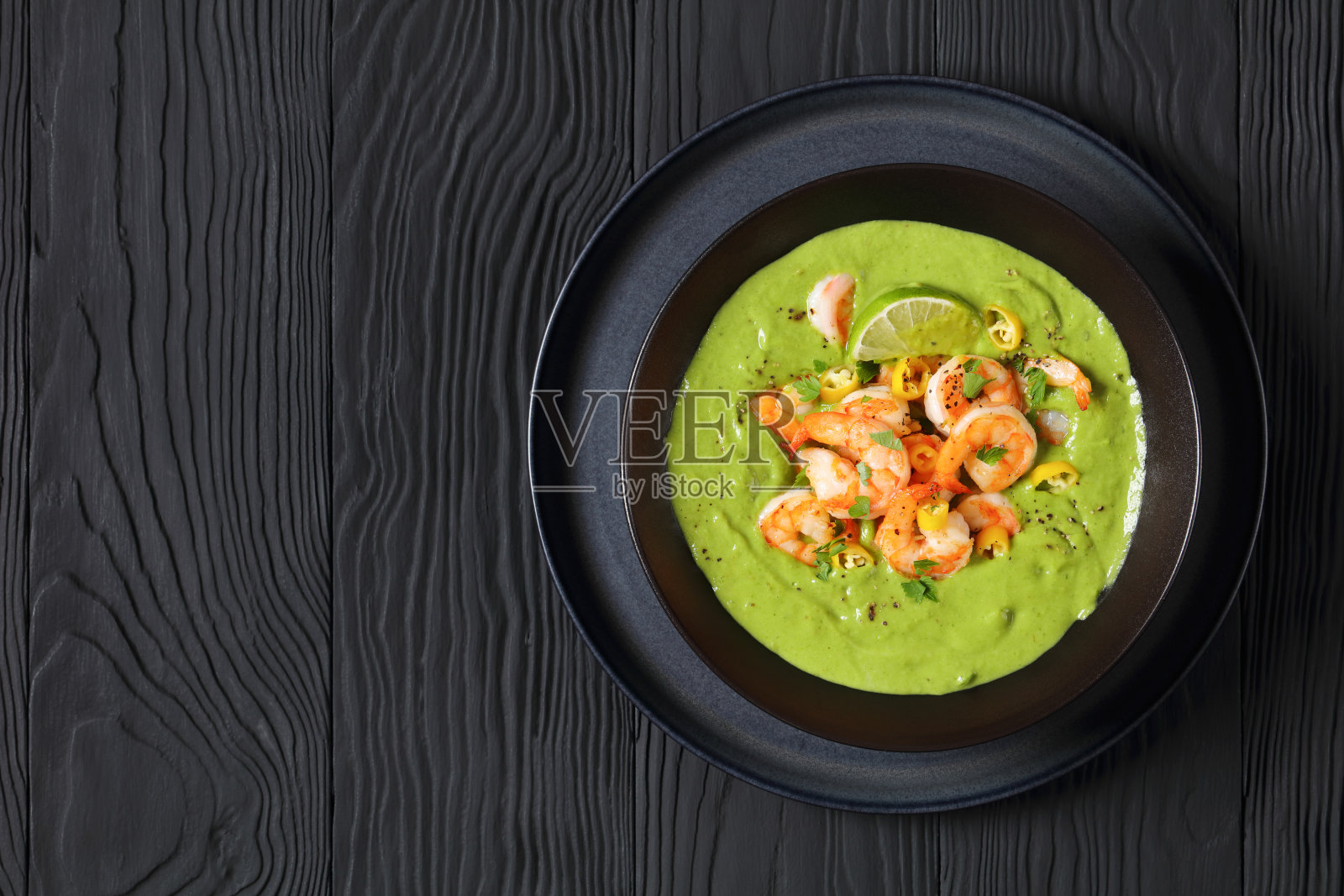 碗中的库里奇莎莎酱或波布拉诺酱虾照片摄影图片