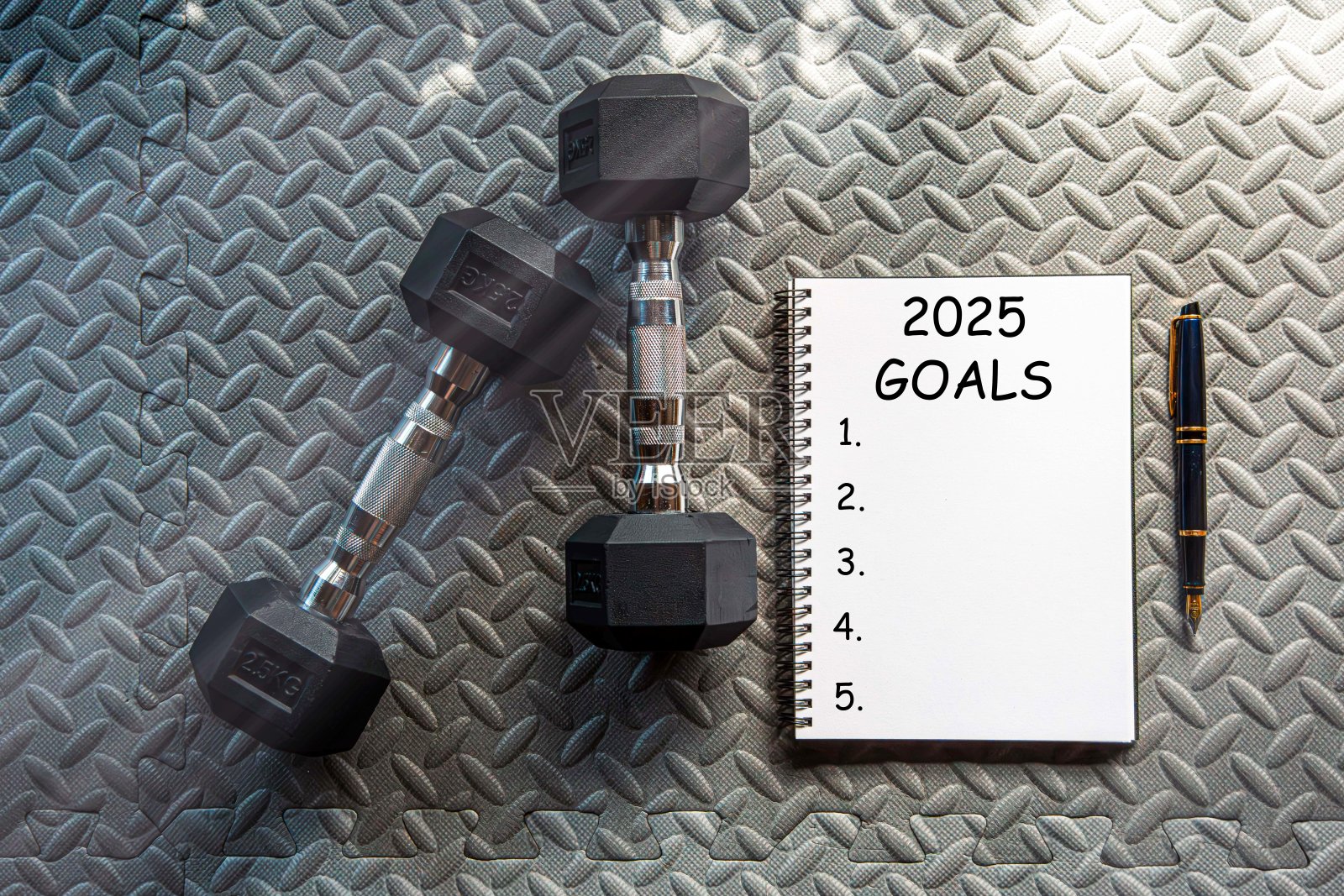 2025年新年目标、计划和行动创意，新的愿景和创意领袖将在2025年开始锻炼。照片摄影图片