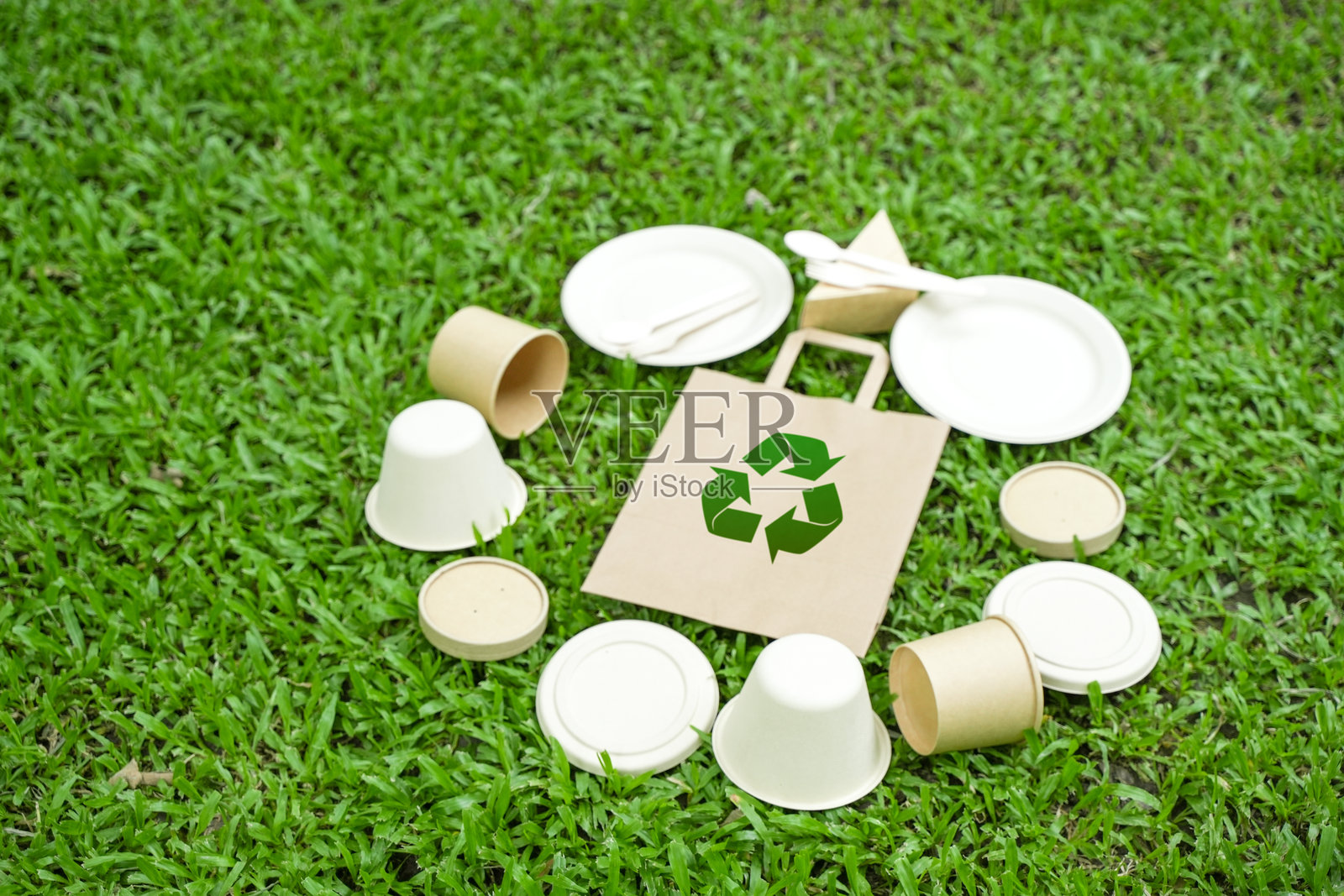 环保纸质容器和包装，采用可生物降解材料，零废弃和回收理念，绿色或一次性包装。照片摄影图片