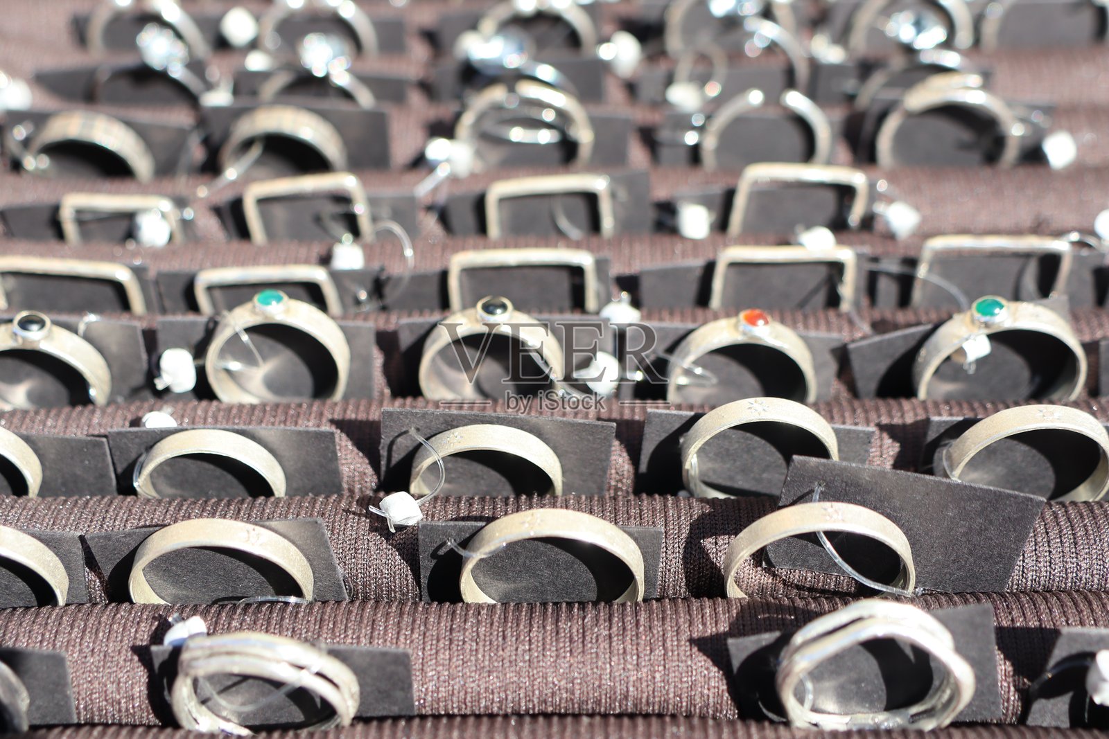 一组美丽的各式戒指优雅地陈列在奢华的天鹅绒面料上照片摄影图片