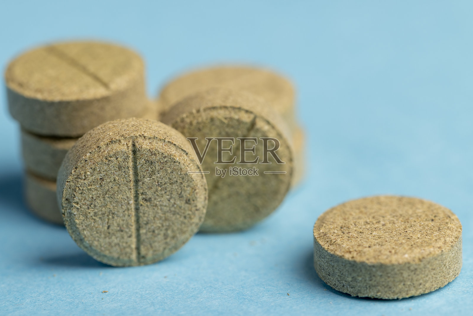 传统医学用天然草本药片照片摄影图片